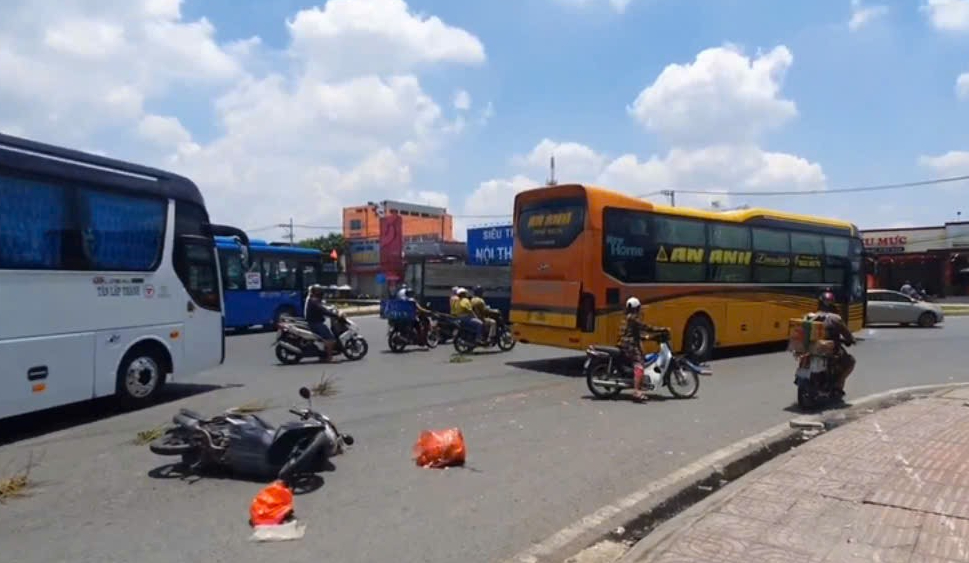 TP.HCM: Xe máy va chạm xe khách, một phụ nữ tử vong- Ảnh 1. TP.HCM: Xe máy va chạm xe khách, một phụ nữ tử vong- Ảnh 1.