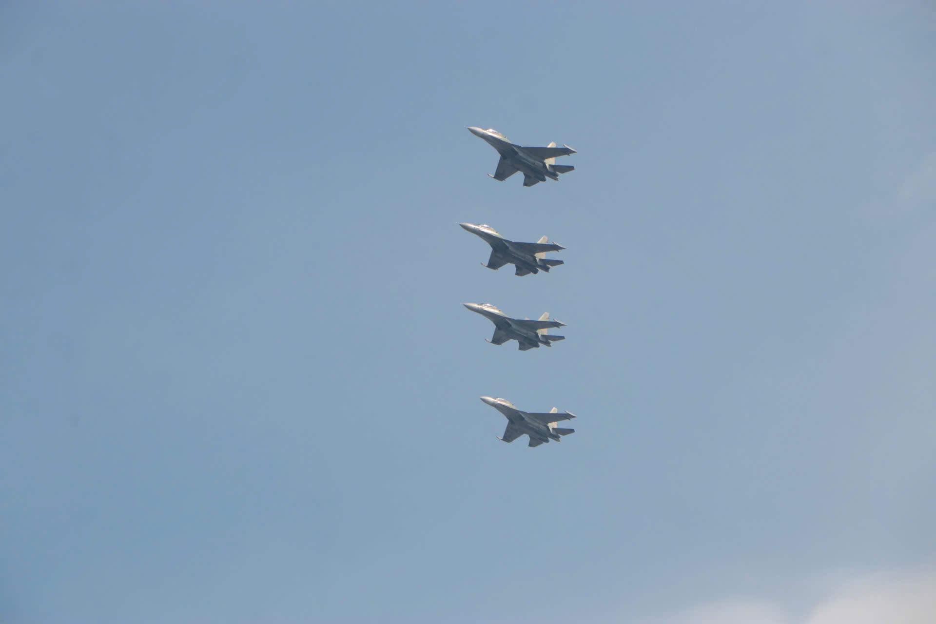 Chen ch&acirc;n xem bắn đại b&aacute;c, m&aacute;y bay nh&agrave;o lộn trong lễ tổng duyệt diễu binh, diễu h&agrave;nh- Ảnh 12.