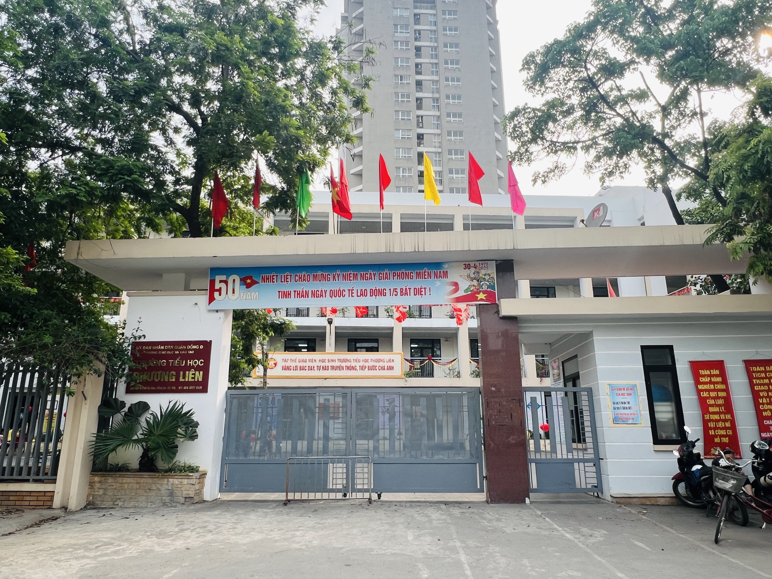 H&agrave; Nội: Nhiều c&ocirc;ng tr&igrave;nh gắn biển ch&agrave;o mừng 50 năm thống nhất đất nước- Ảnh 8.