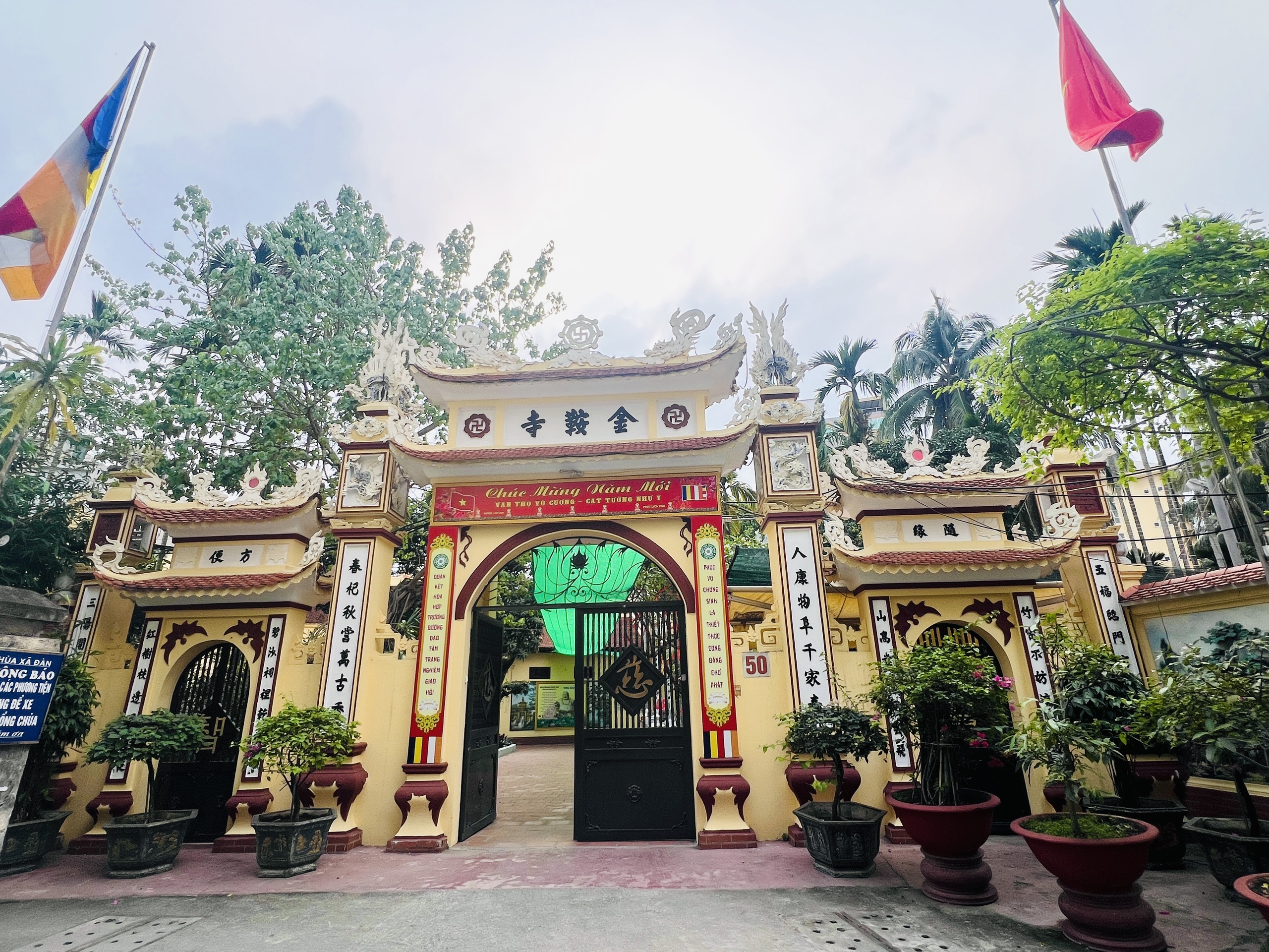 H&agrave; Nội: Nhiều c&ocirc;ng tr&igrave;nh gắn biển ch&agrave;o mừng 50 năm thống nhất đất nước- Ảnh 14.