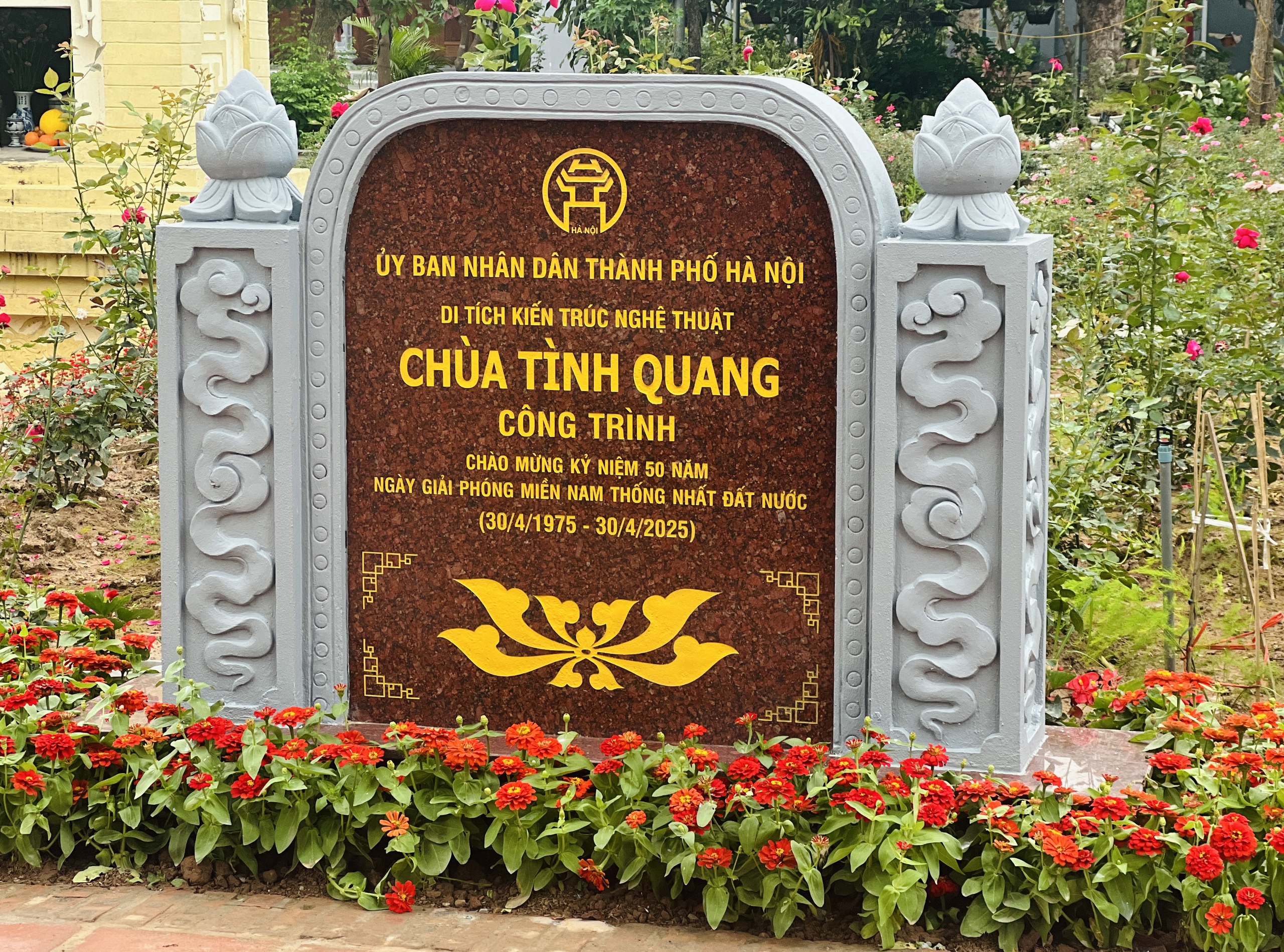 H&agrave; Nội: Nhiều c&ocirc;ng tr&igrave;nh gắn biển ch&agrave;o mừng 50 năm thống nhất đất nước- Ảnh 12.