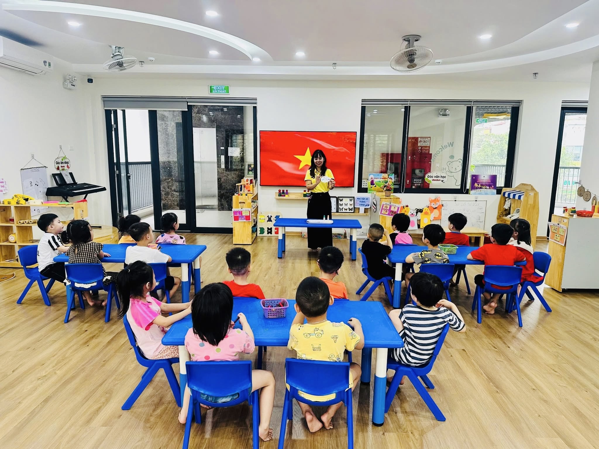 H&agrave; Nội: Nhiều c&ocirc;ng tr&igrave;nh gắn biển ch&agrave;o mừng 50 năm thống nhất đất nước- Ảnh 7.