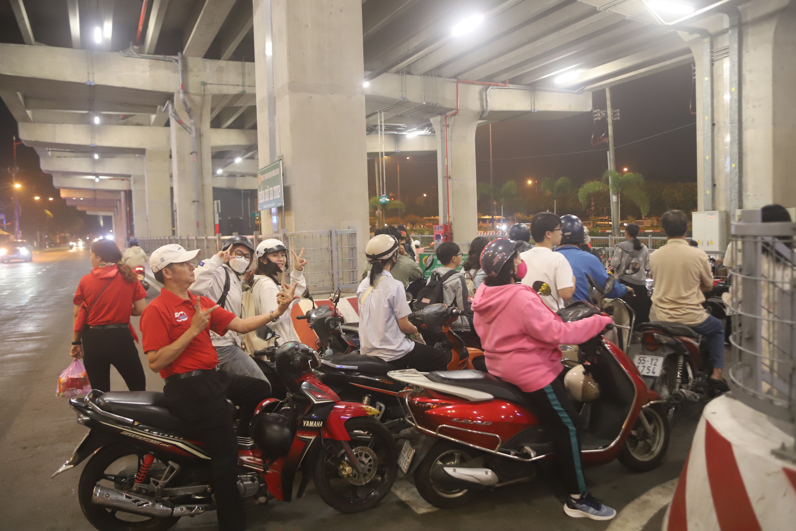 Xếp h&agrave;ng từ 3h s&aacute;ng đi metro v&agrave;o trung t&acirc;m TP.HCM xem tổng duyệt diễu binh- Ảnh 1.
