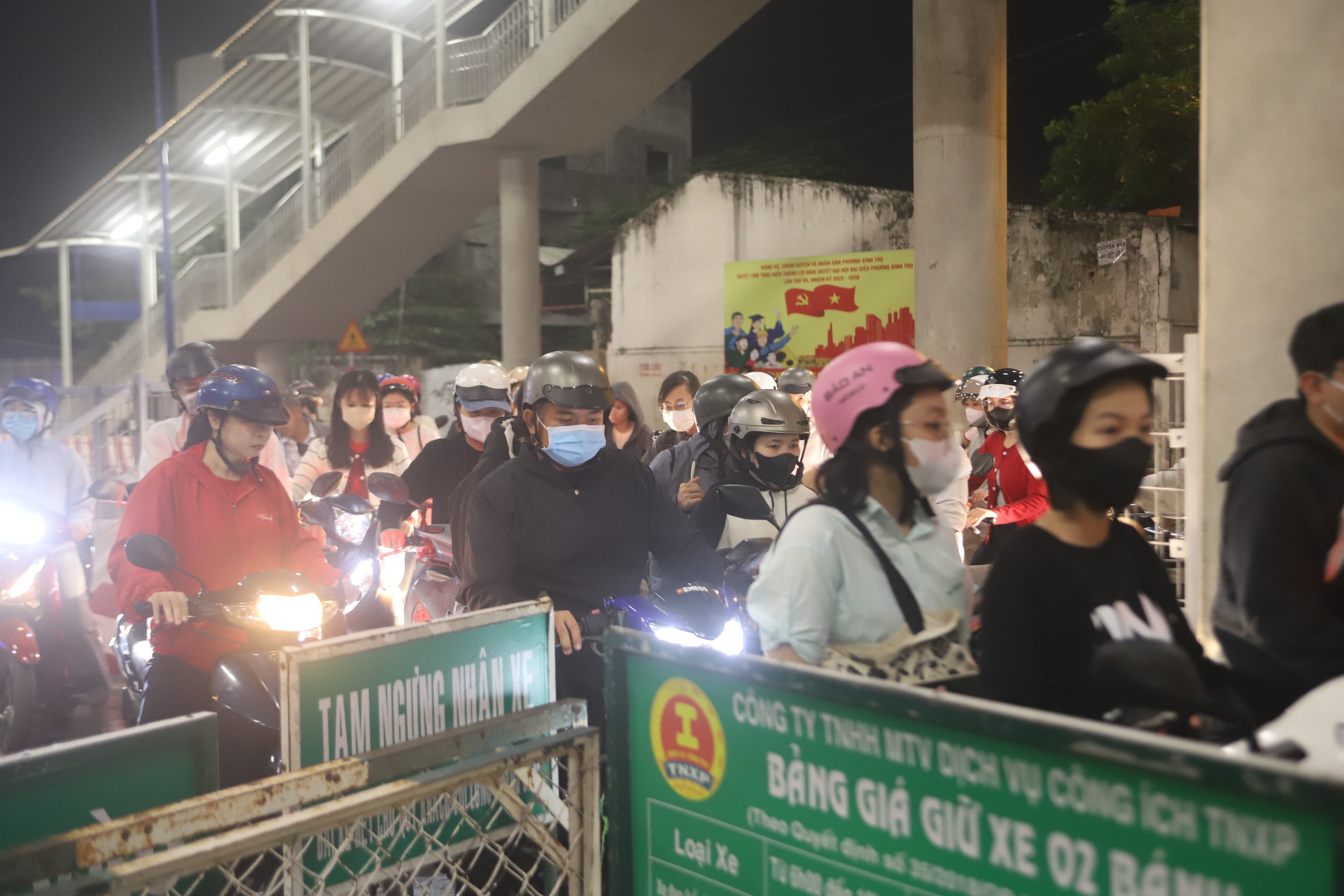 Xếp h&agrave;ng từ 3h s&aacute;ng đi metro v&agrave;o trung t&acirc;m TP.HCM xem tổng duyệt diễu binh- Ảnh 2.