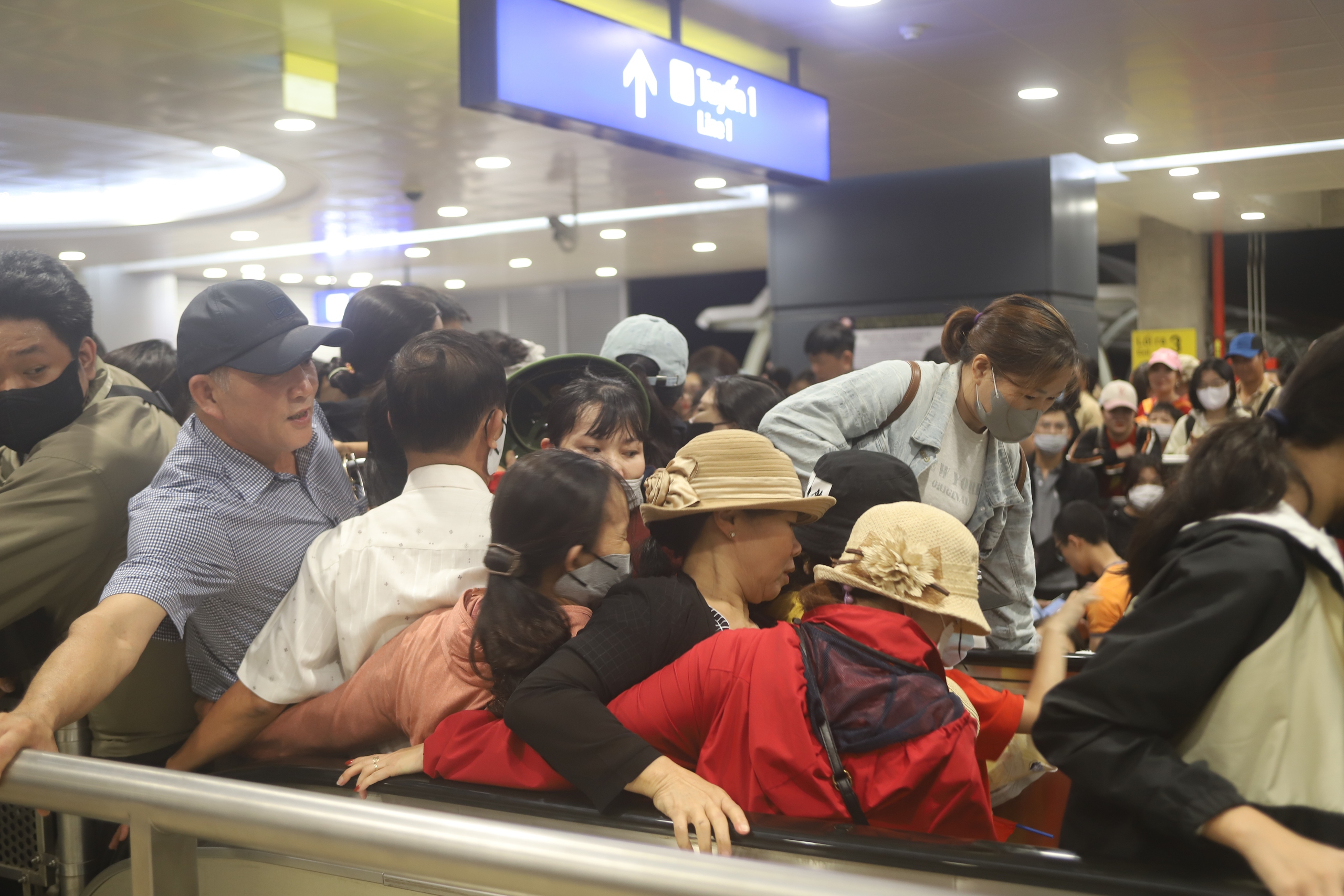 Xếp h&agrave;ng từ 3h s&aacute;ng đi metro v&agrave;o trung t&acirc;m TP.HCM xem tổng duyệt diễu binh- Ảnh 4.