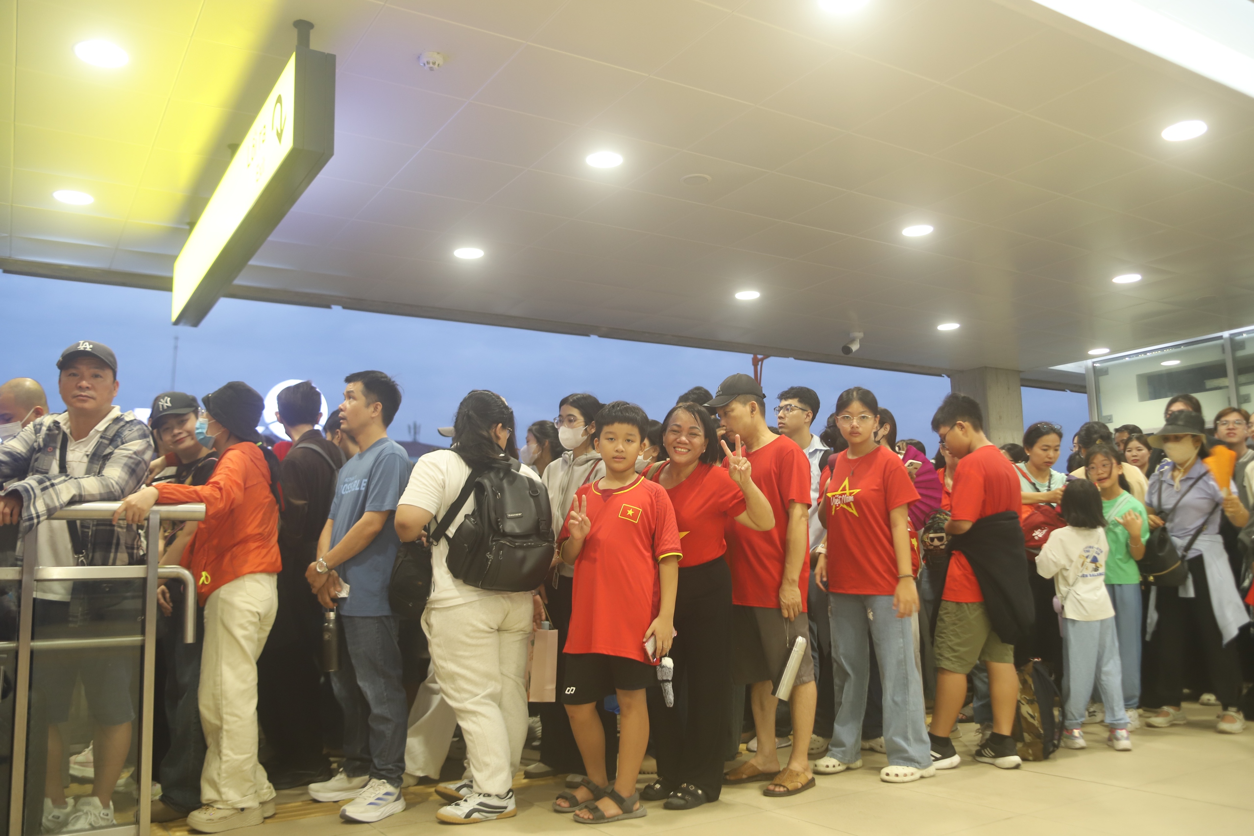 Xếp h&agrave;ng từ 3h s&aacute;ng đi metro v&agrave;o trung t&acirc;m TP.HCM xem tổng duyệt diễu binh- Ảnh 7.