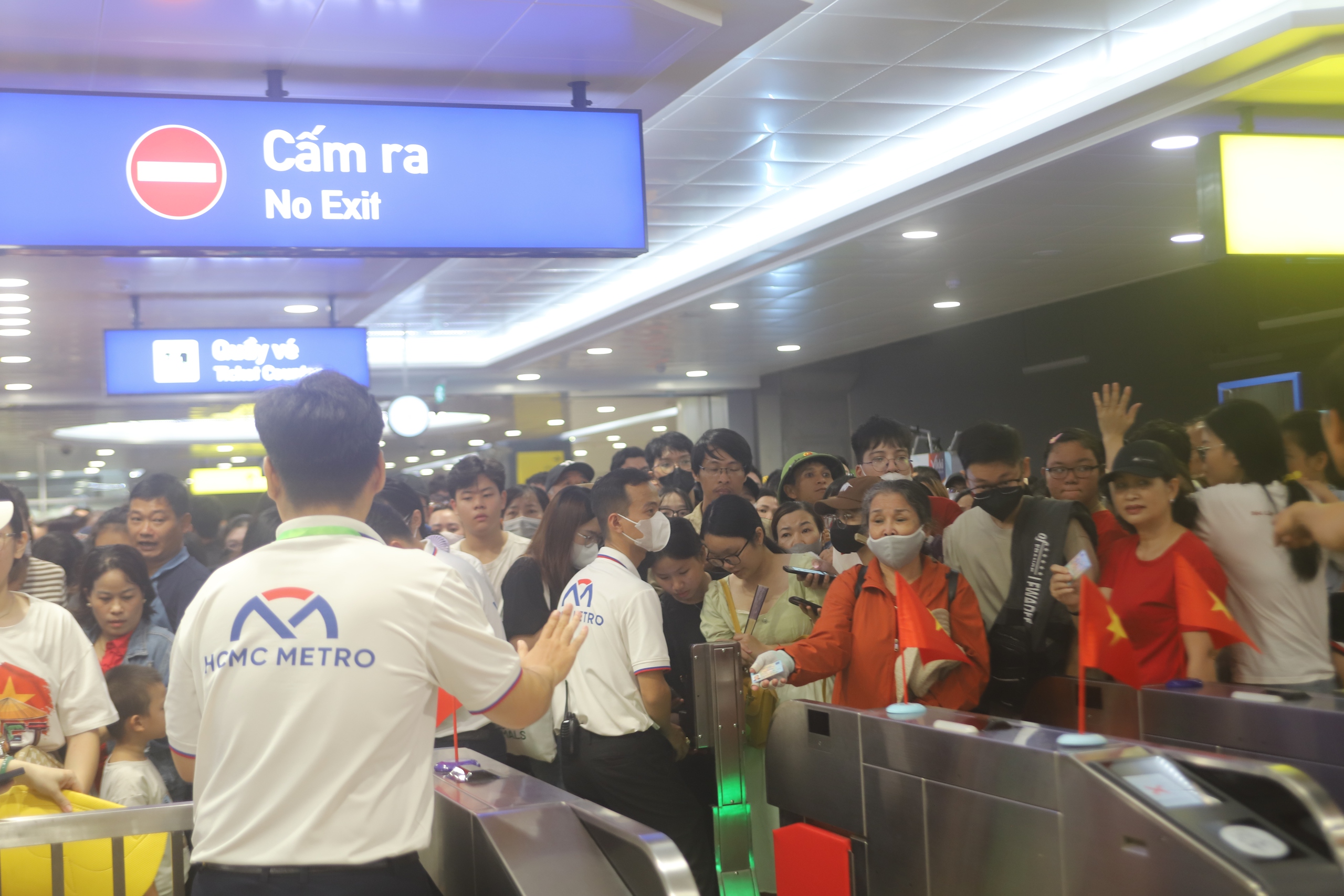 Xếp h&agrave;ng từ 3h s&aacute;ng đi metro v&agrave;o trung t&acirc;m TP.HCM xem tổng duyệt diễu binh- Ảnh 8.