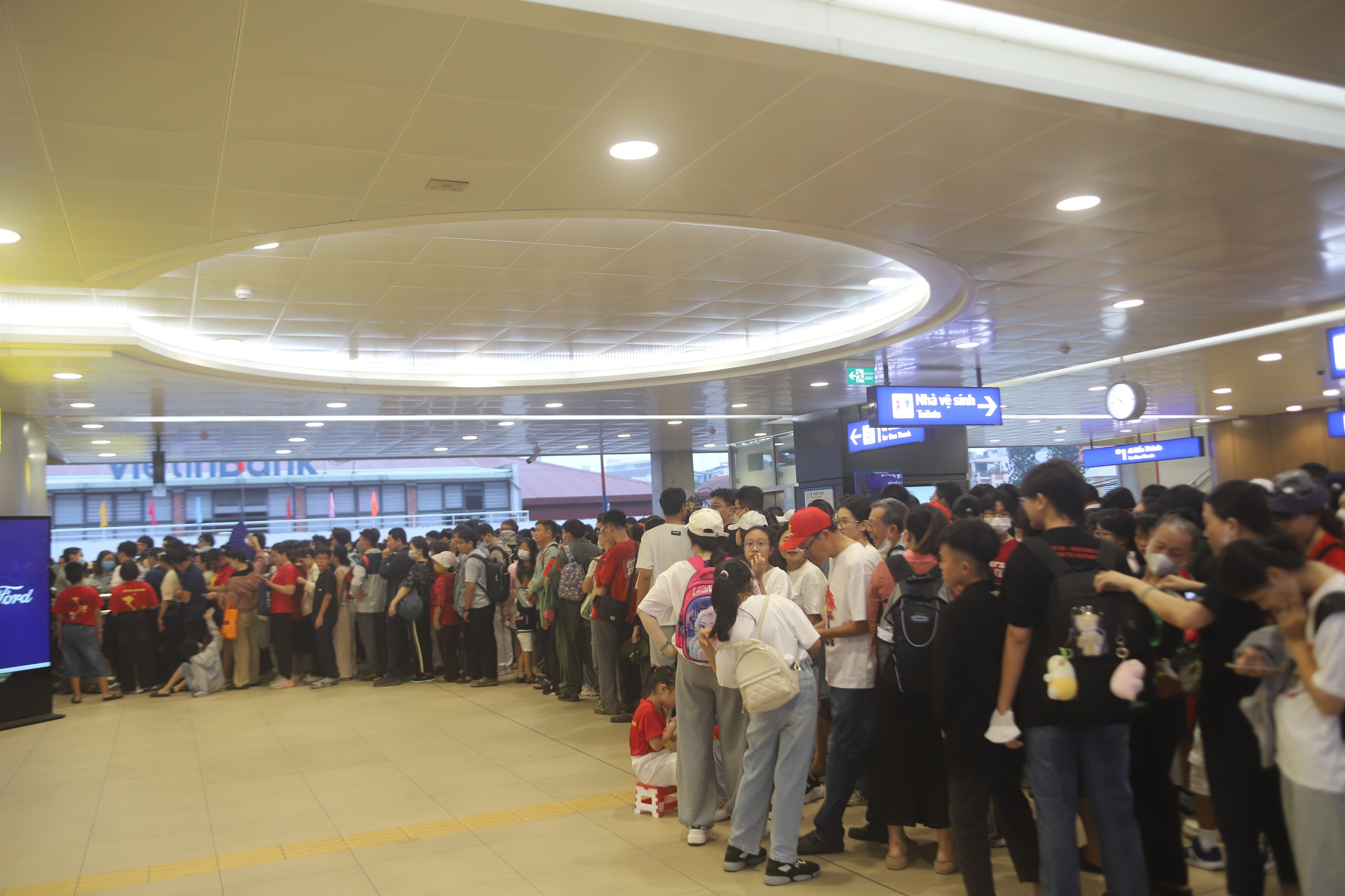Xếp h&agrave;ng từ 3h s&aacute;ng đi metro v&agrave;o trung t&acirc;m TP.HCM xem tổng duyệt diễu binh- Ảnh 5.