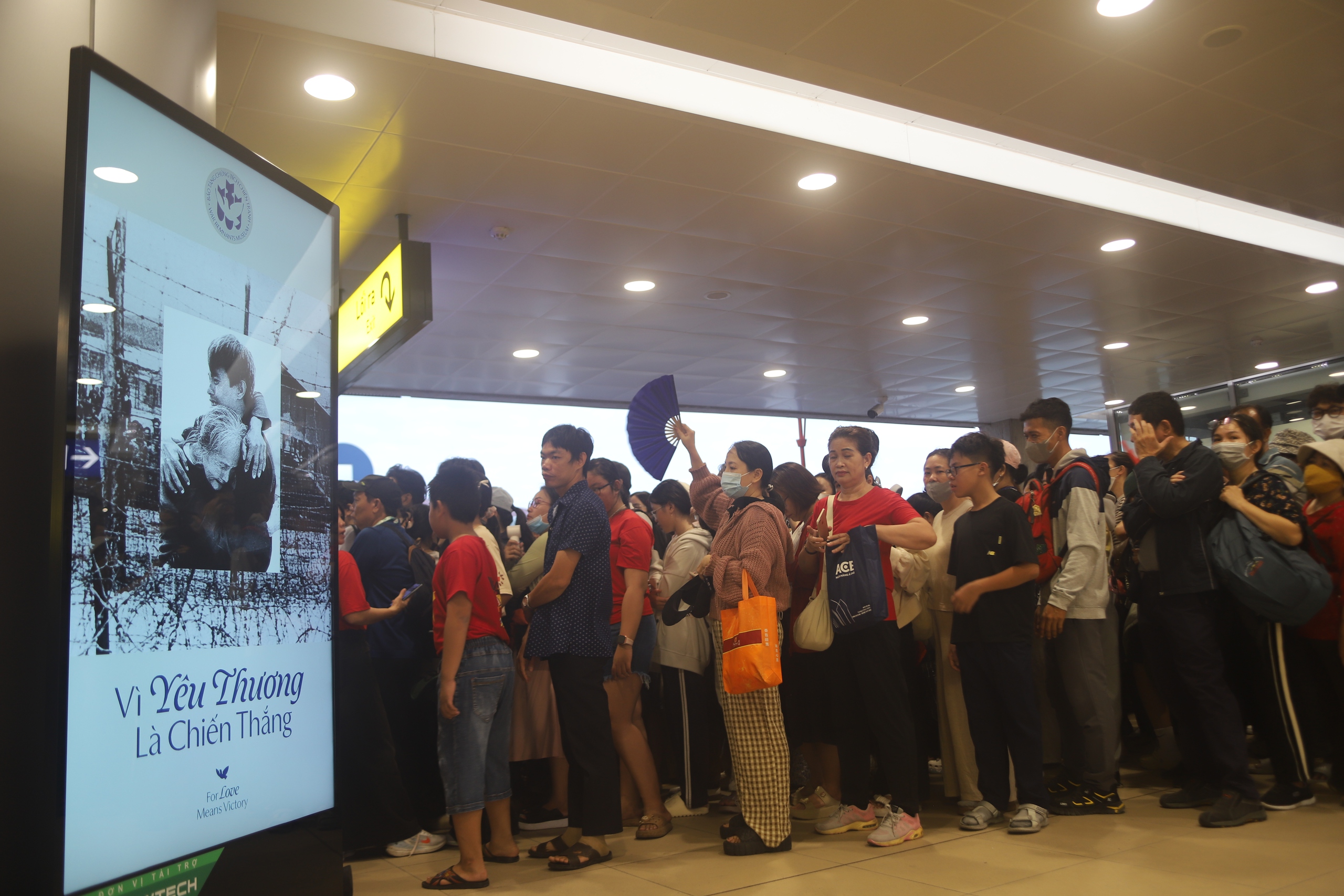 Xếp h&agrave;ng từ 3h s&aacute;ng đi metro v&agrave;o trung t&acirc;m TP.HCM xem tổng duyệt diễu binh- Ảnh 6.