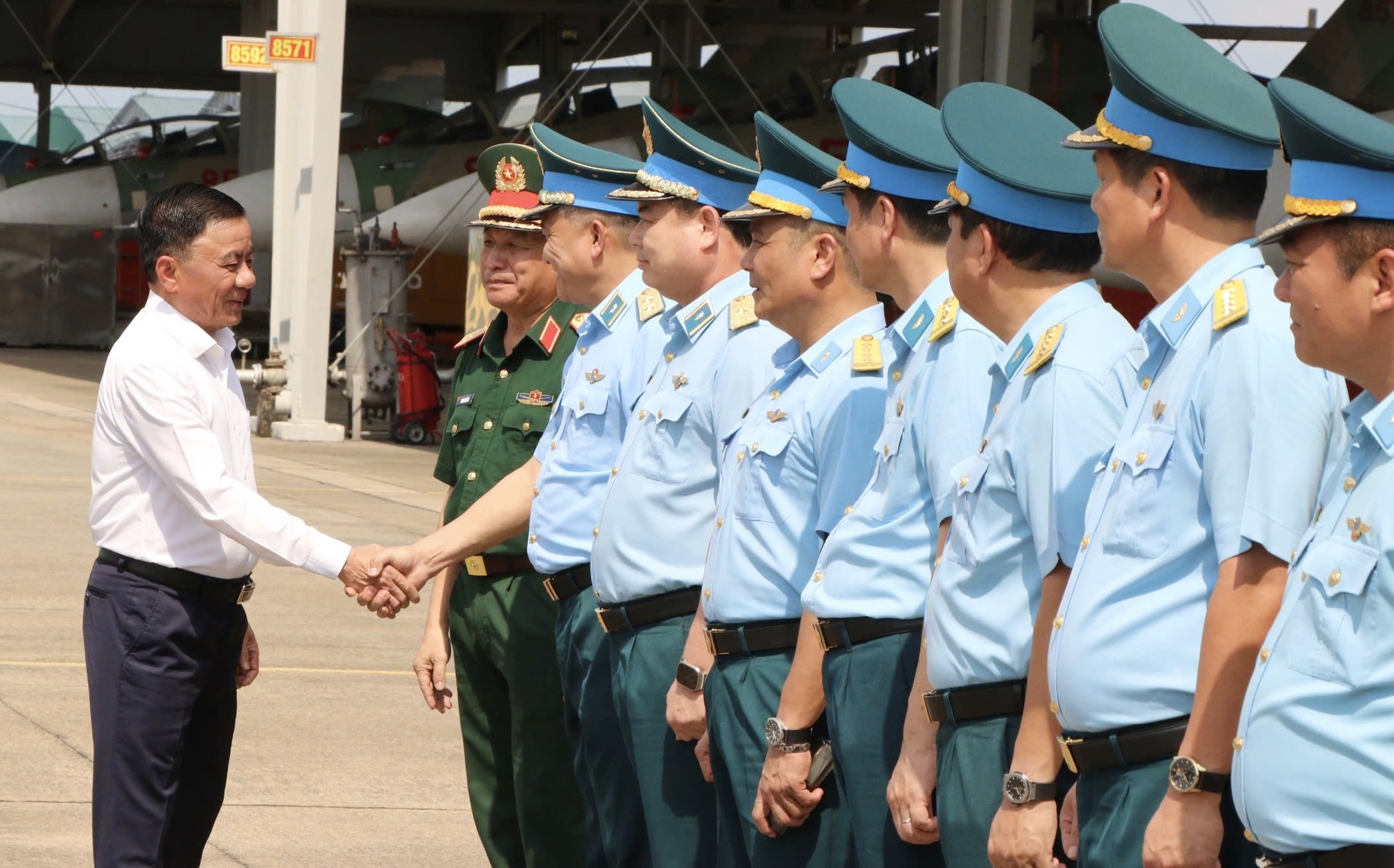 &Ocirc;ng Trần Cẩm T&uacute; thăm, động vi&ecirc;n c&aacute;n bộ, chiến sĩ tập luyện diễu binh, diễu h&agrave;nh- Ảnh 1.