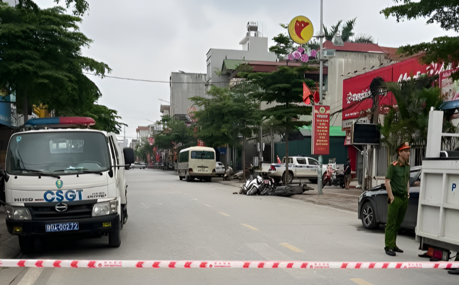 Ô tô 29 chỗ va quệt loạt xe máy đỗ dưới lòng đường, 1 người tử vong- Ảnh 1. Ô tô 29 chỗ va quệt loạt xe máy đỗ dưới lòng đường, 1 người tử vong- Ảnh 1.