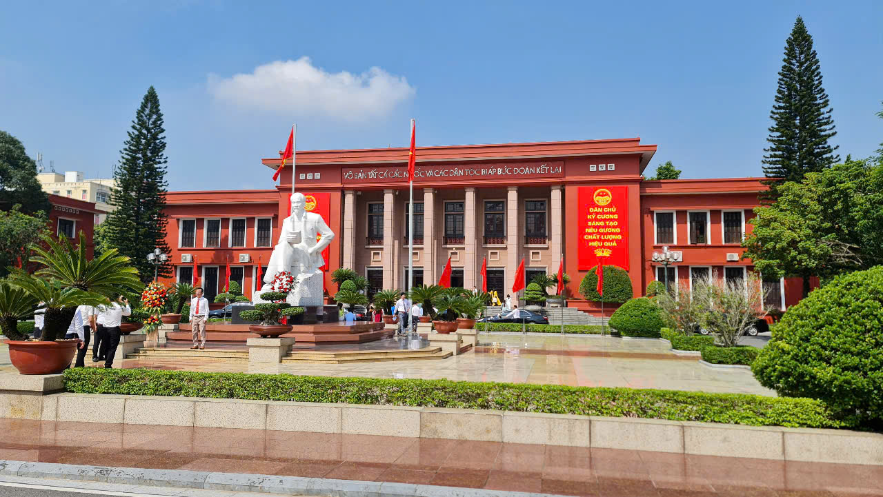 Học viện Ch&iacute;nh trị Quốc gia Hồ Ch&iacute; Minh (t&aacute;c giả thiết kế: KTS Nguyễn Ngọc Ch&acirc;n) mang phong c&aacute;ch kiến tr&uacute;c hiện đại bản địa.