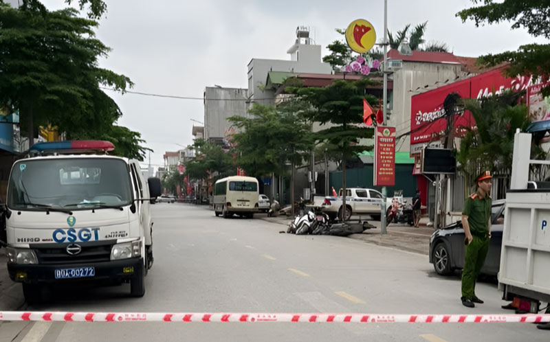 Lực lượng chức năng phong tỏa hiện trường, điều tra nguy&ecirc;n nh&acirc;n vụ tai nạn khiến b&eacute; 2 tuổi tử vong.