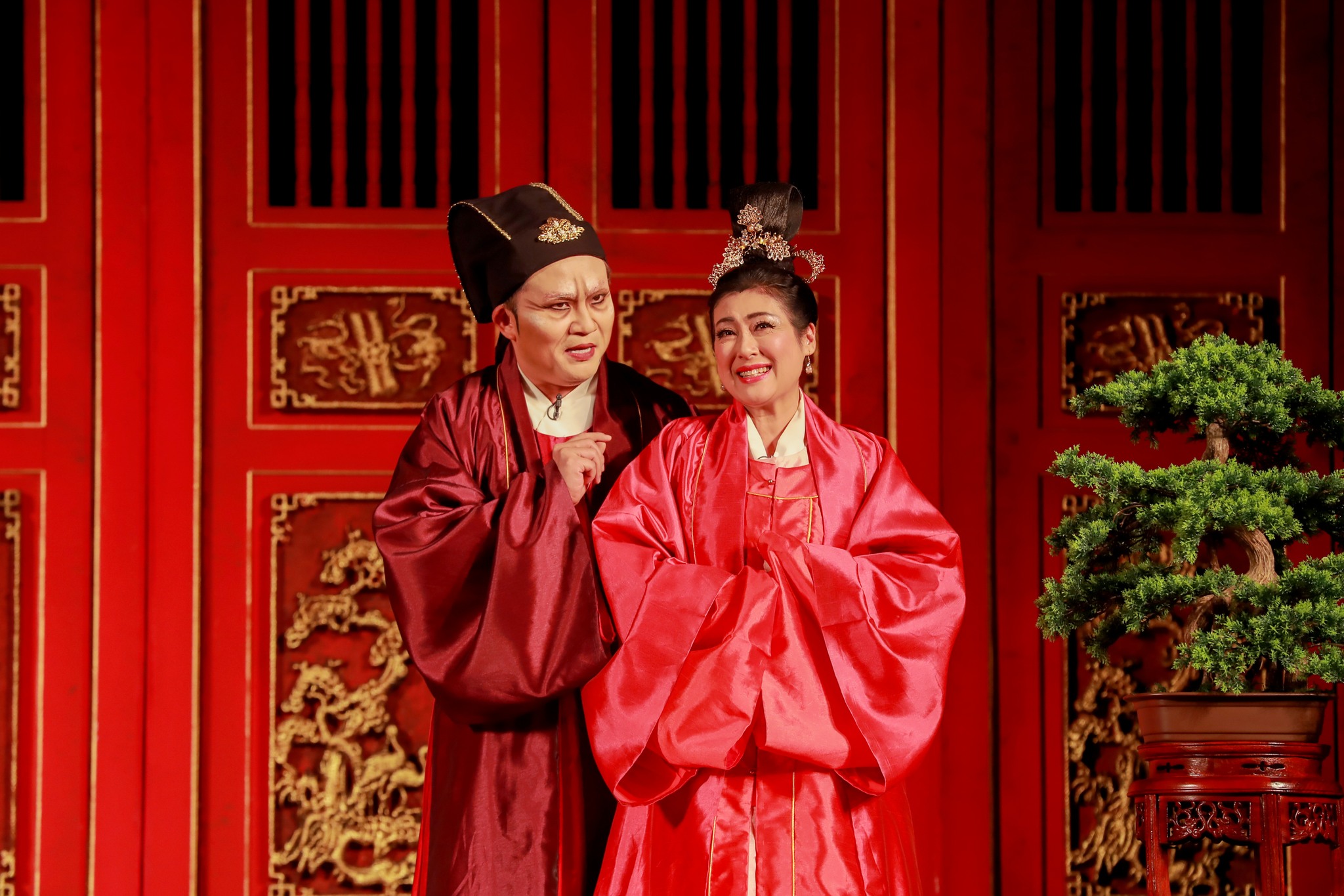 Sân khấu kịch Nam - Bắc sáng đèn, cháy vé mùa nghỉ lễ 30/4 - 1/5- Ảnh 1. Sân khấu kịch Nam - Bắc sáng đèn, cháy vé mùa nghỉ lễ 30/4 - 1/5- Ảnh 1.