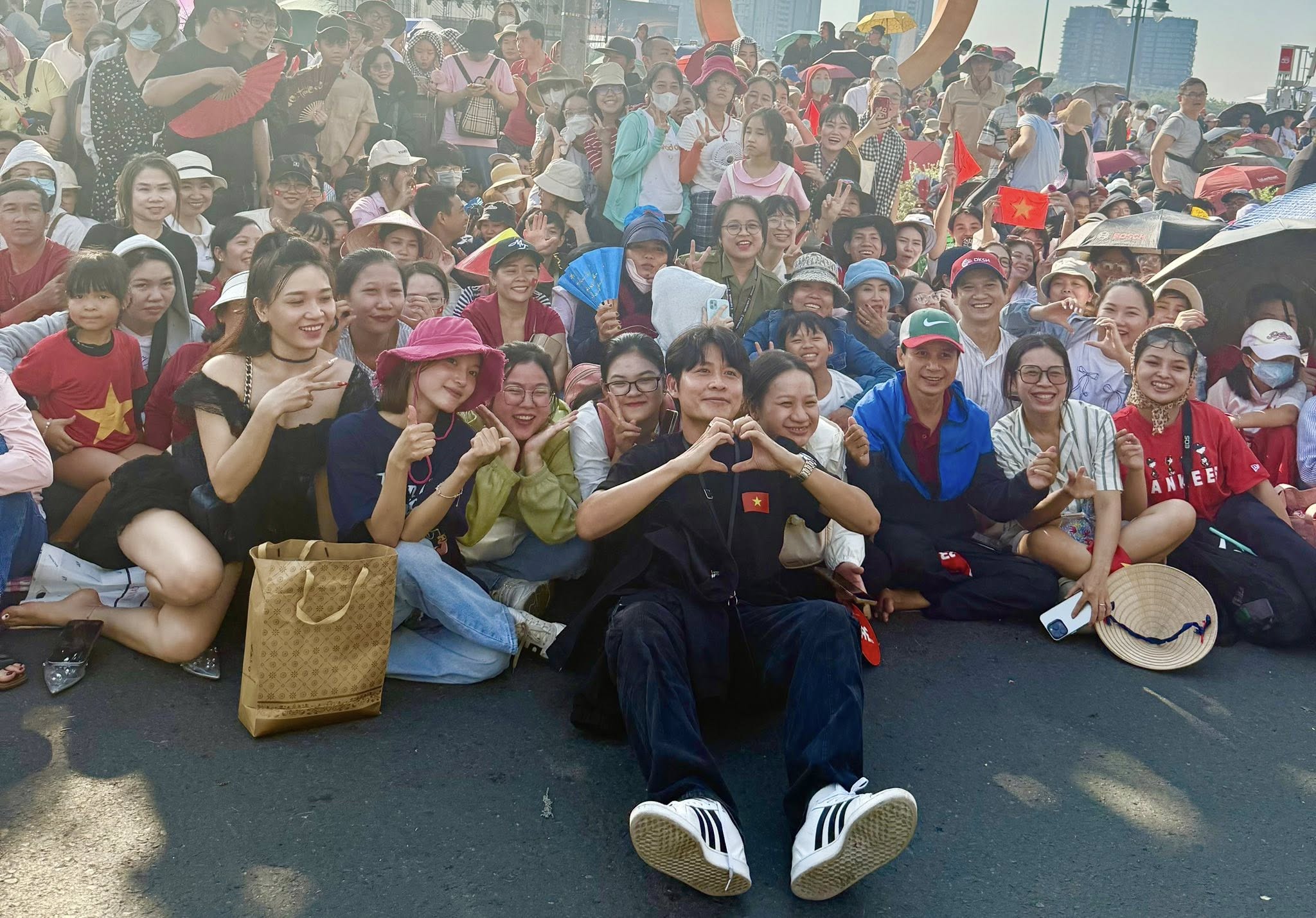 Nhạc sĩ Nguyễn Văn Chung: Kh&ocirc;ng ngờ "Viết tiếp c&acirc;u chuyện h&ograve;a b&igrave;nh" vượt tỷ view sau 1 đ&ecirc;m- Ảnh 2.