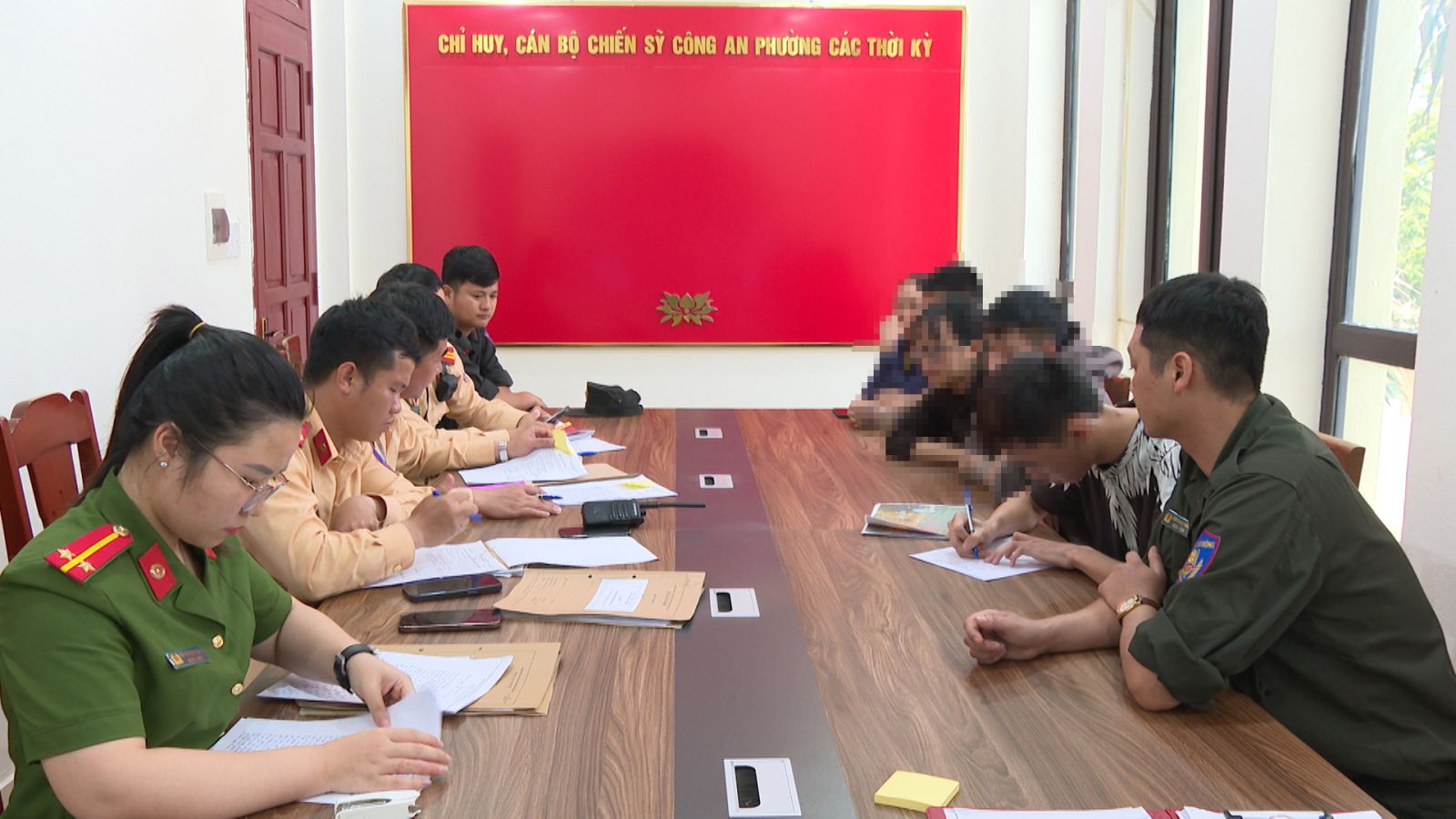 Qua mắt thần, c&ocirc;ng an xử phạt h&agrave;ng chục "qu&aacute;i xế" ph&oacute;ng nhanh vượt ẩu, n&aacute;o loạn đường phố- Ảnh 1.