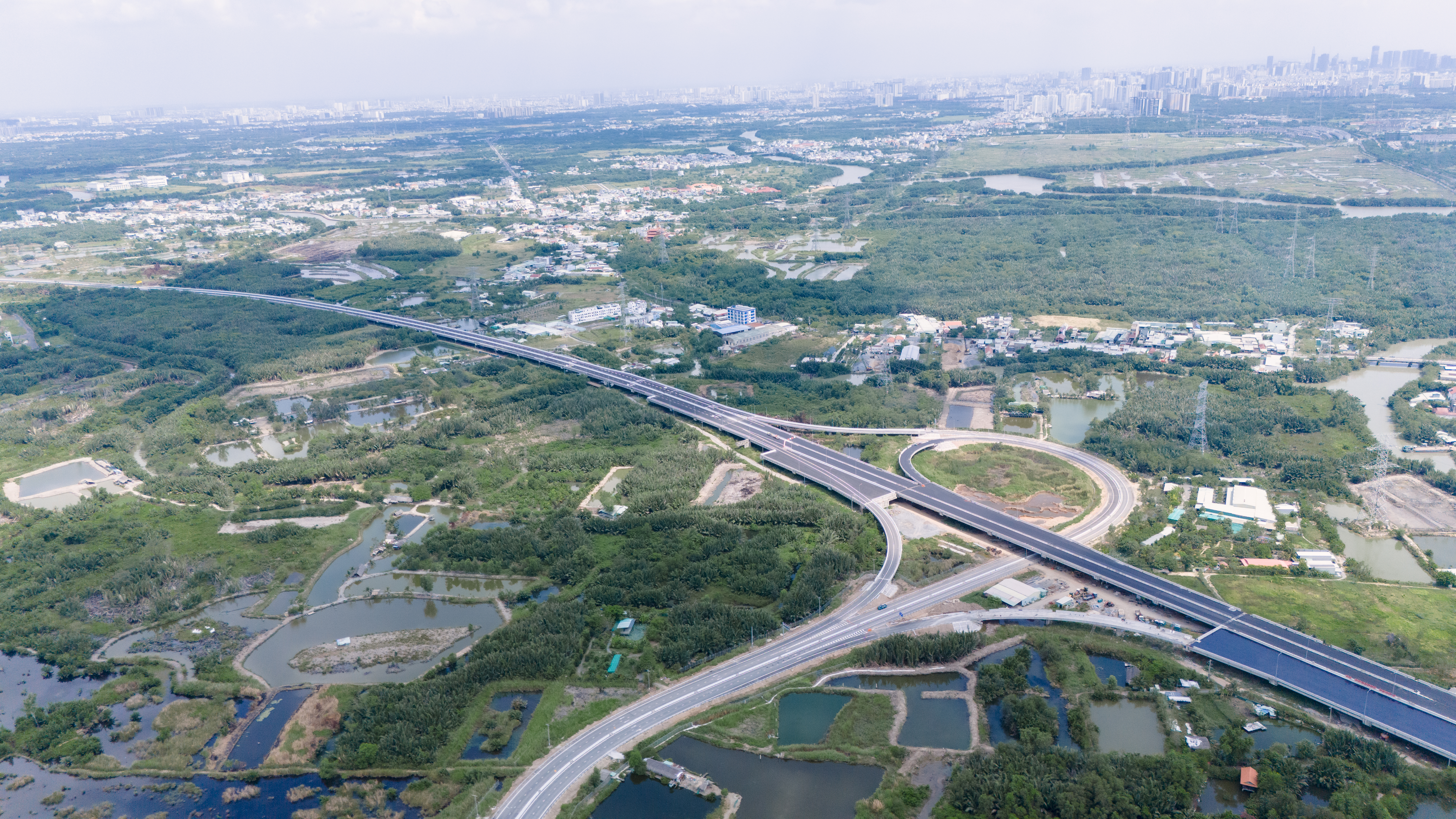 18h hôm nay thông xe hai đoạn cao tốc Bến Lức - Long Thành, tài xế cần lưu ý gì?- Ảnh 1. 18h hôm nay thông xe hai đoạn cao tốc Bến Lức - Long Thành, tài xế cần lưu ý gì?- Ảnh 1.