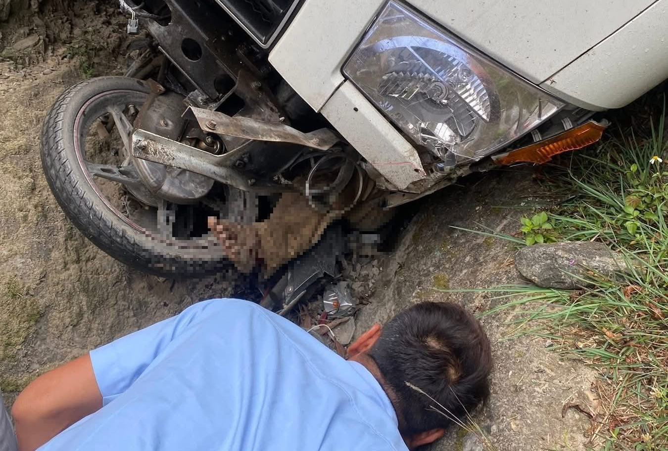 Đ&acirc;m xe li&ecirc;n ho&agrave;n, thanh ni&ecirc;n đi xe m&aacute;y tử vong dưới gầm xe tải- Ảnh 2.