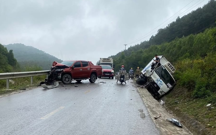 Tai nạn liên hoàn trước cổng trường ở TP.HCM, nhiều người bị thương- Ảnh 1. Đâm xe liên hoàn, thanh niên đi xe máy tử vong dưới gầm xe tải