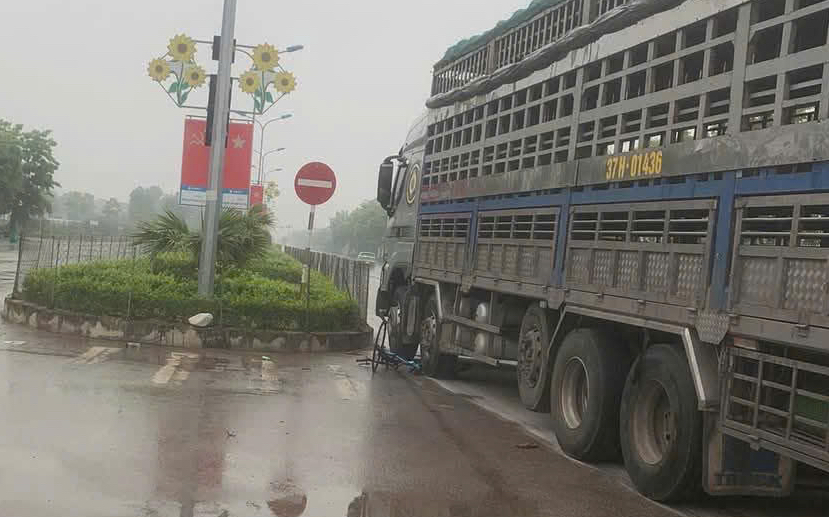 Xe tải va chạm xe đạp, cụ &ocirc;ng tử vong tr&ecirc;n đường đi cấp cứu- Ảnh 1.