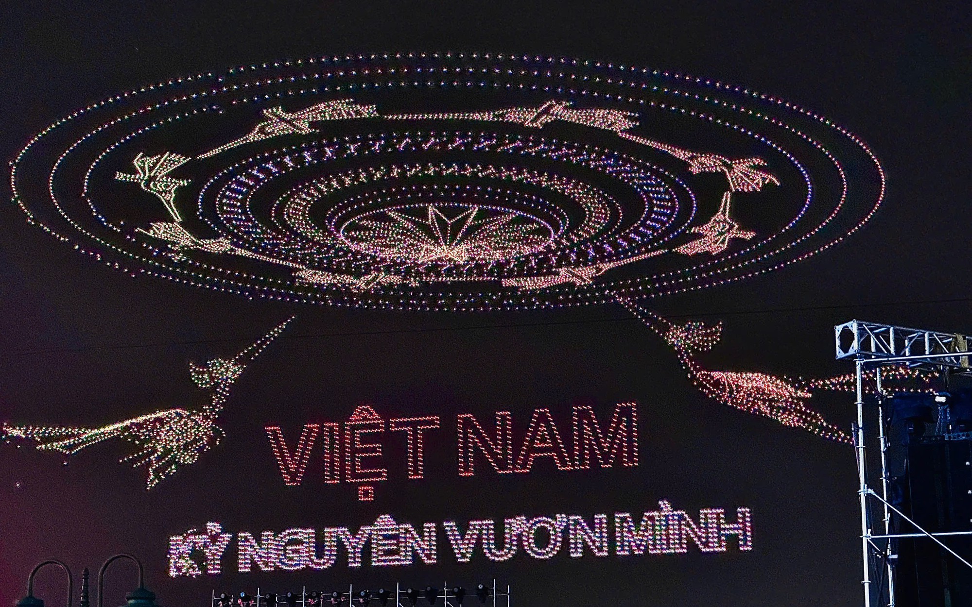 Người d&acirc;n phấn kh&iacute;ch chi&ecirc;m ngưỡng 10.500 drone biểu diễn tr&ecirc;n bầu trời TP.HCM