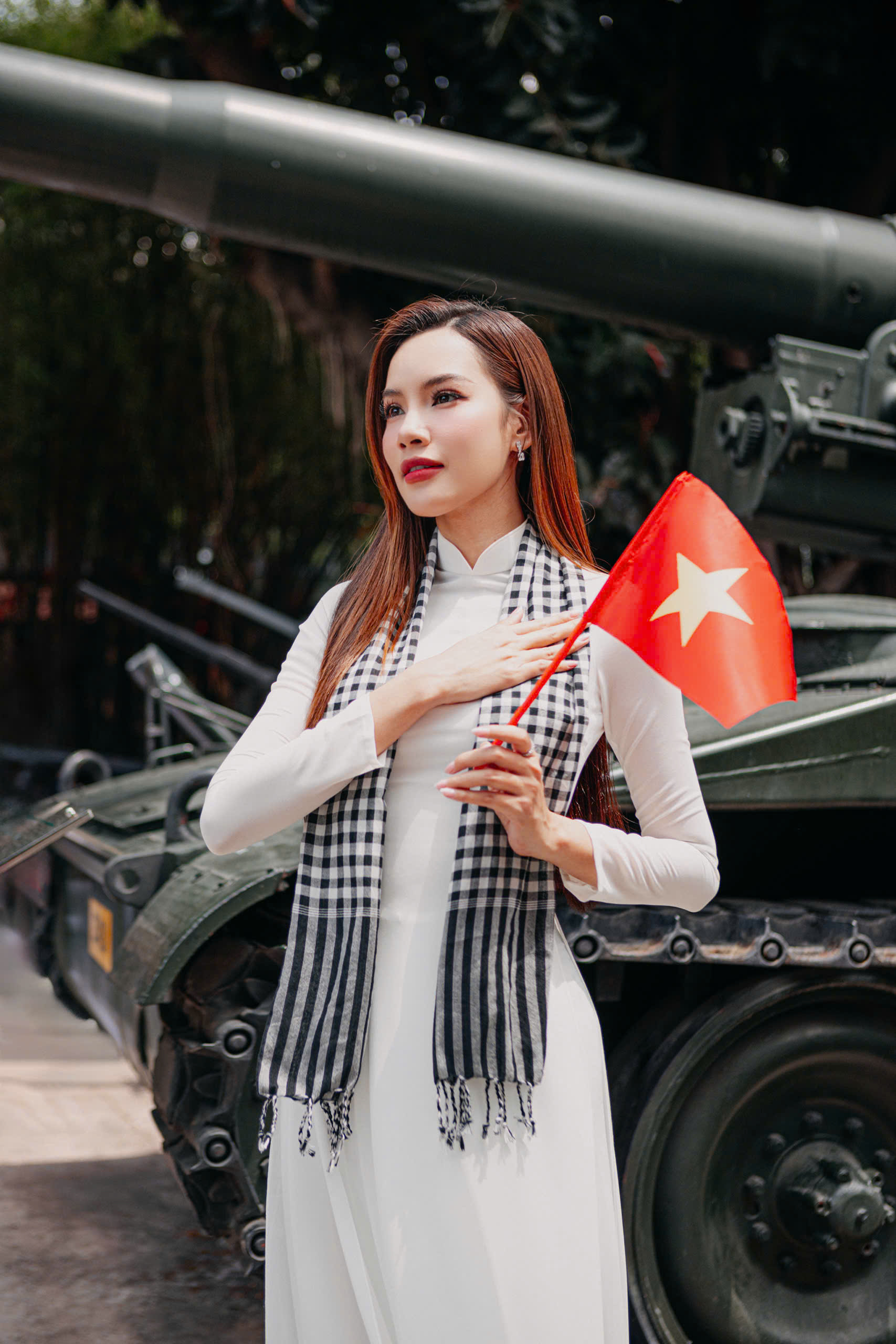 Hoa hậu Hoàng Phương thướt tha trong tà áo dài trắng, chào mừng đại lễ 30/4- Ảnh 1. Hoa hậu Hoàng Phương thướt tha trong tà áo dài trắng, chào mừng đại lễ 30/4- Ảnh 1.