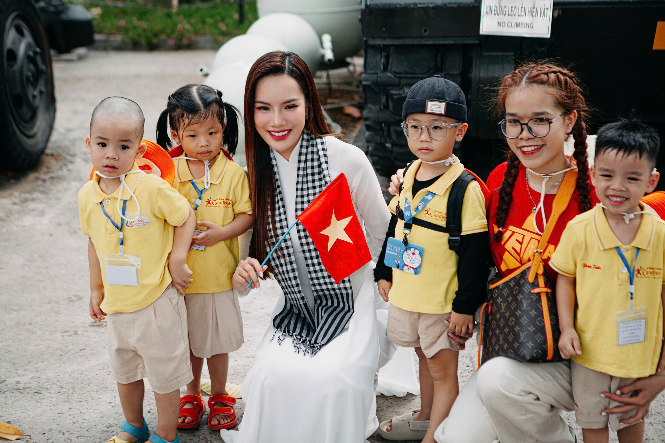 Hoa hậu Hoàng Phương thướt tha trong tà áo dài trắng, chào mừng đại lễ 30/4- Ảnh 10. Hoa hậu Hoàng Phương thướt tha trong tà áo dài trắng, chào mừng đại lễ 30/4- Ảnh 10.