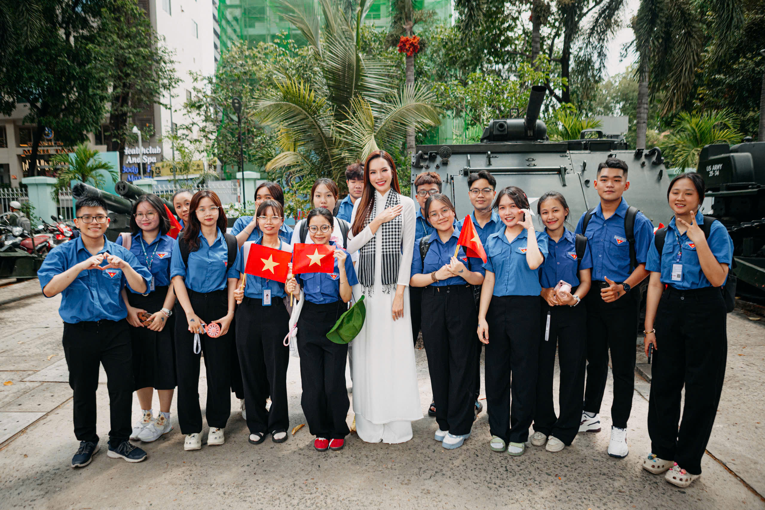 Hoa hậu Hoàng Phương thướt tha trong tà áo dài trắng, chào mừng đại lễ 30/4- Ảnh 11. Hoa hậu Hoàng Phương thướt tha trong tà áo dài trắng, chào mừng đại lễ 30/4- Ảnh 11.