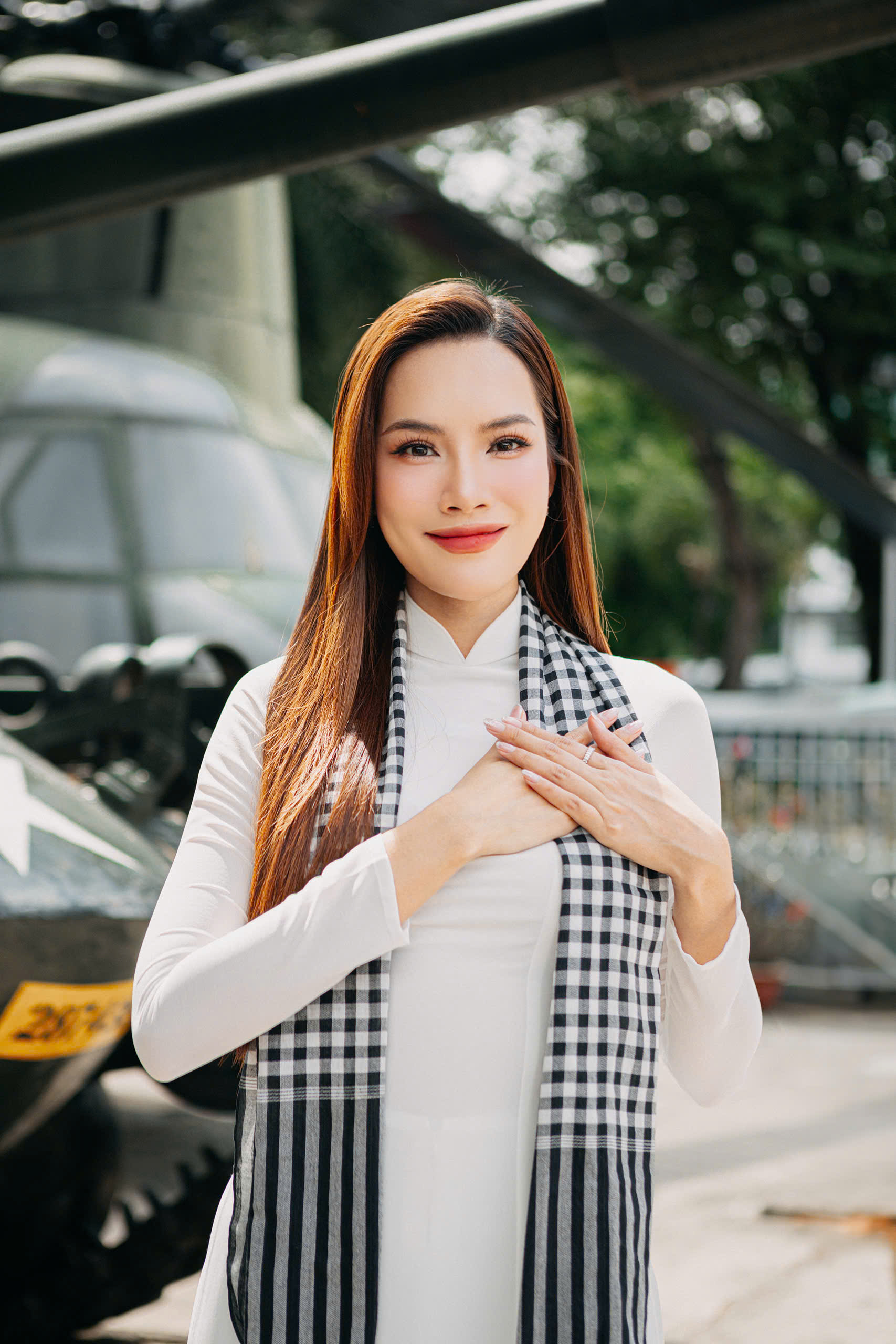 Hoa hậu Hoàng Phương thướt tha trong tà áo dài trắng, chào mừng đại lễ 30/4- Ảnh 2. Hoa hậu Hoàng Phương thướt tha trong tà áo dài trắng, chào mừng đại lễ 30/4- Ảnh 2.