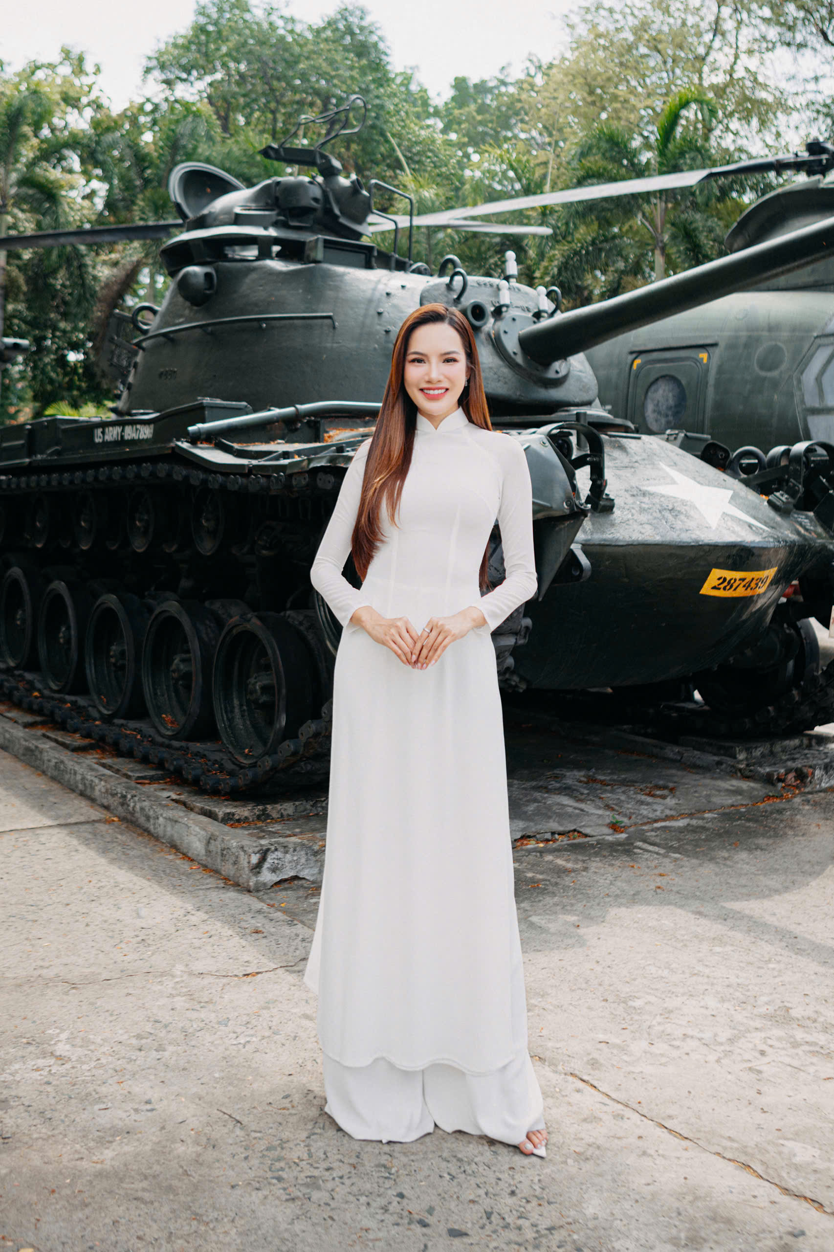 Hoa hậu Hoàng Phương thướt tha trong tà áo dài trắng, chào mừng đại lễ 30/4- Ảnh 3. Hoa hậu Hoàng Phương thướt tha trong tà áo dài trắng, chào mừng đại lễ 30/4- Ảnh 3.