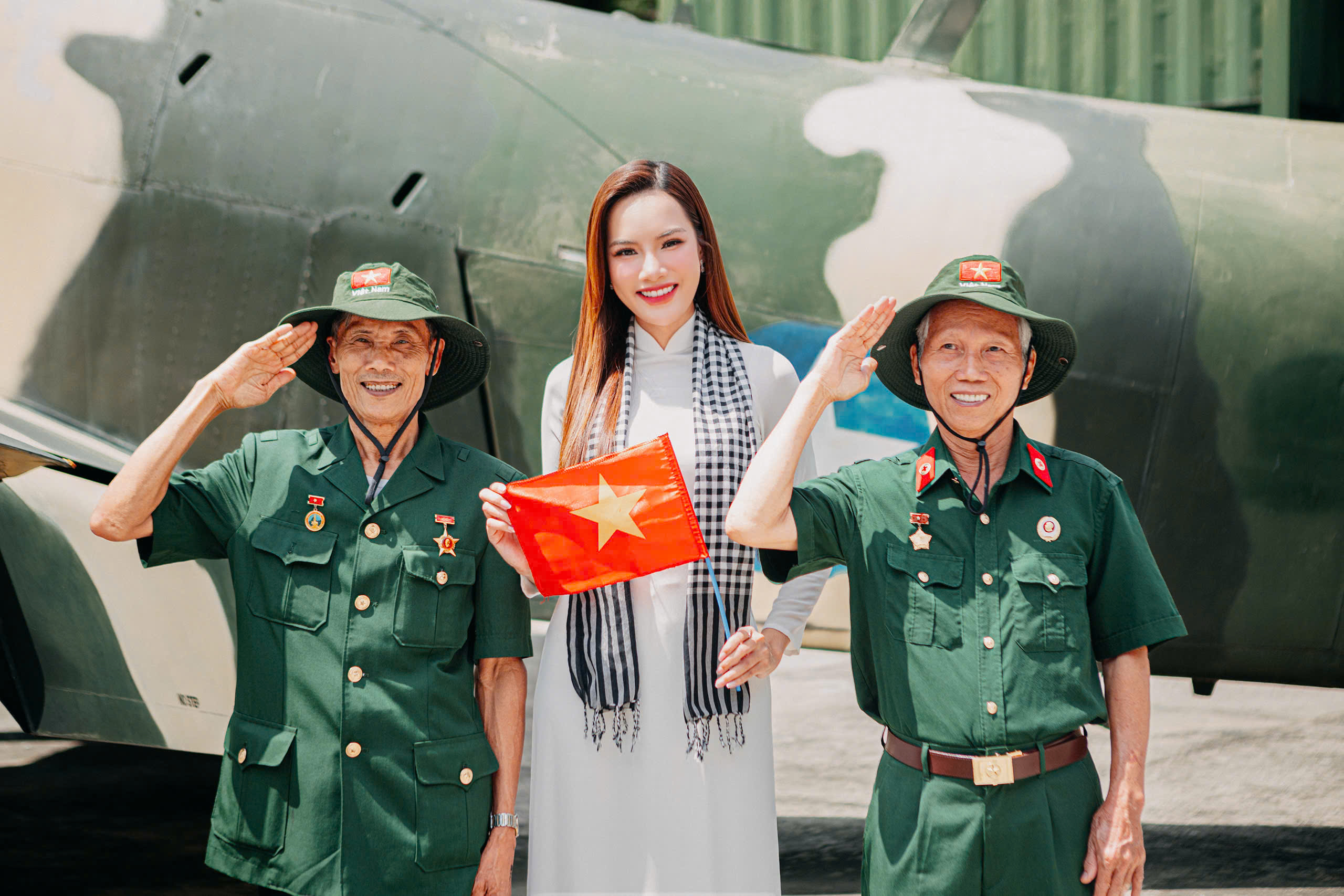 Hoa hậu Hoàng Phương thướt tha trong tà áo dài trắng, chào mừng đại lễ 30/4- Ảnh 4. Hoa hậu Hoàng Phương thướt tha trong tà áo dài trắng, chào mừng đại lễ 30/4- Ảnh 4.