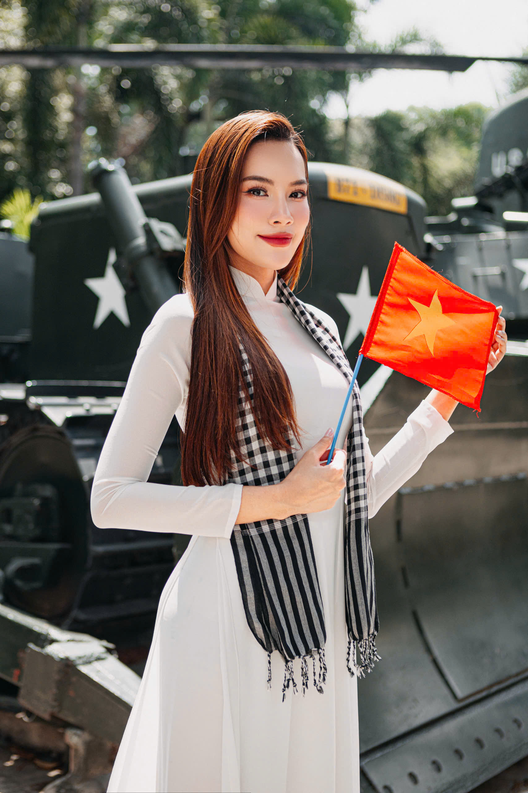 Hoa hậu Hoàng Phương thướt tha trong tà áo dài trắng, chào mừng đại lễ 30/4- Ảnh 5. Hoa hậu Hoàng Phương thướt tha trong tà áo dài trắng, chào mừng đại lễ 30/4- Ảnh 5.