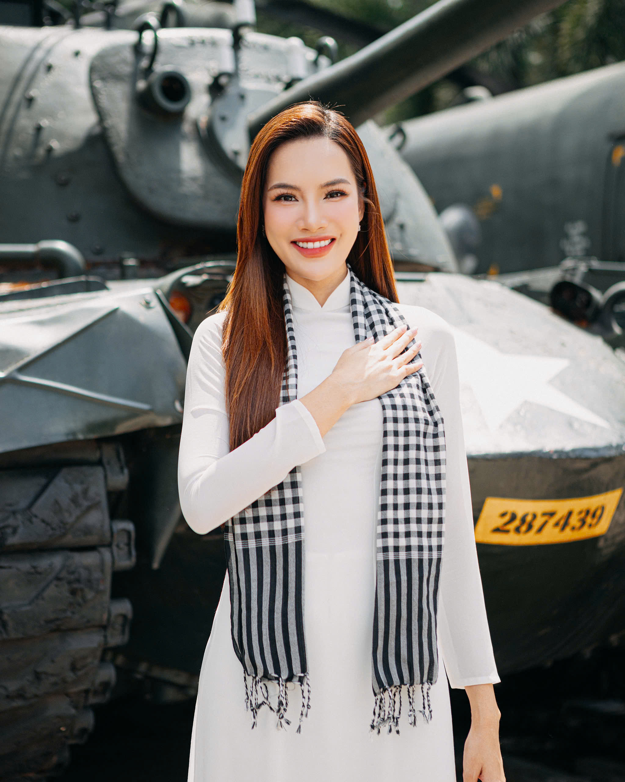 Hoa hậu Hoàng Phương thướt tha trong tà áo dài trắng, chào mừng đại lễ 30/4- Ảnh 6. Hoa hậu Hoàng Phương thướt tha trong tà áo dài trắng, chào mừng đại lễ 30/4- Ảnh 6.