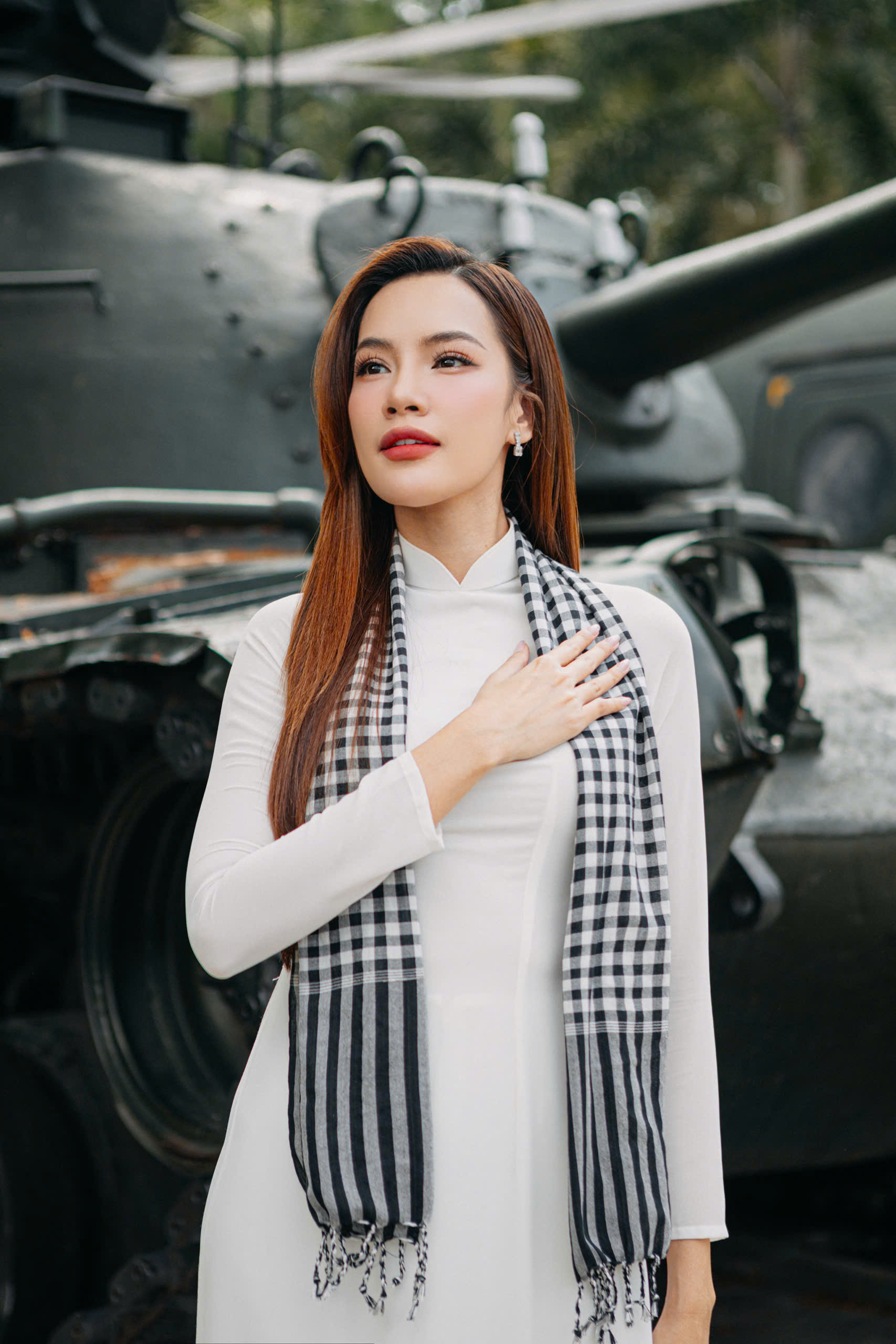 Hoa hậu Hoàng Phương thướt tha trong tà áo dài trắng, chào mừng đại lễ 30/4- Ảnh 7. Hoa hậu Hoàng Phương thướt tha trong tà áo dài trắng, chào mừng đại lễ 30/4- Ảnh 7.