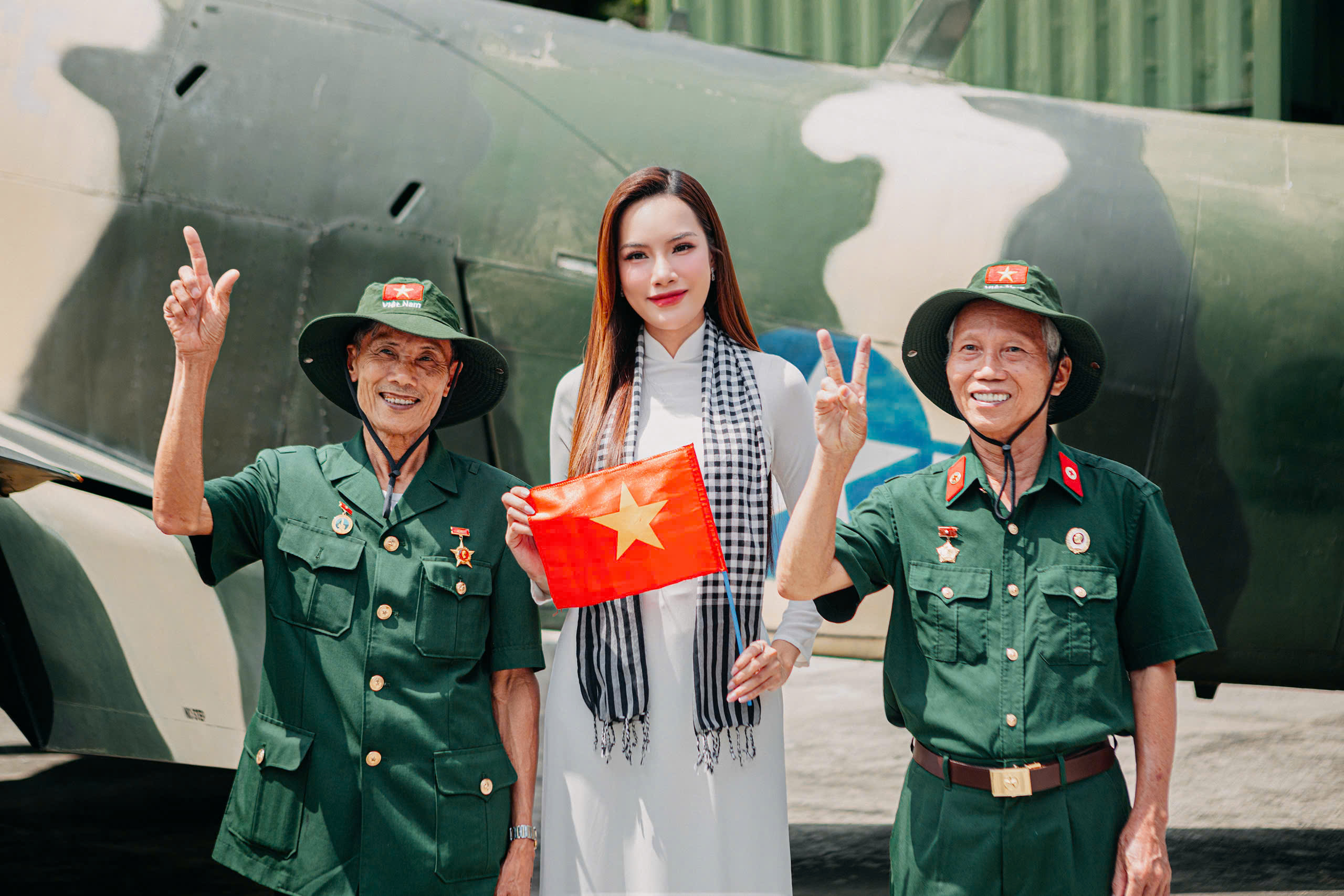 Hoa hậu Hoàng Phương thướt tha trong tà áo dài trắng, chào mừng đại lễ 30/4- Ảnh 8. Hoa hậu Hoàng Phương thướt tha trong tà áo dài trắng, chào mừng đại lễ 30/4- Ảnh 8.