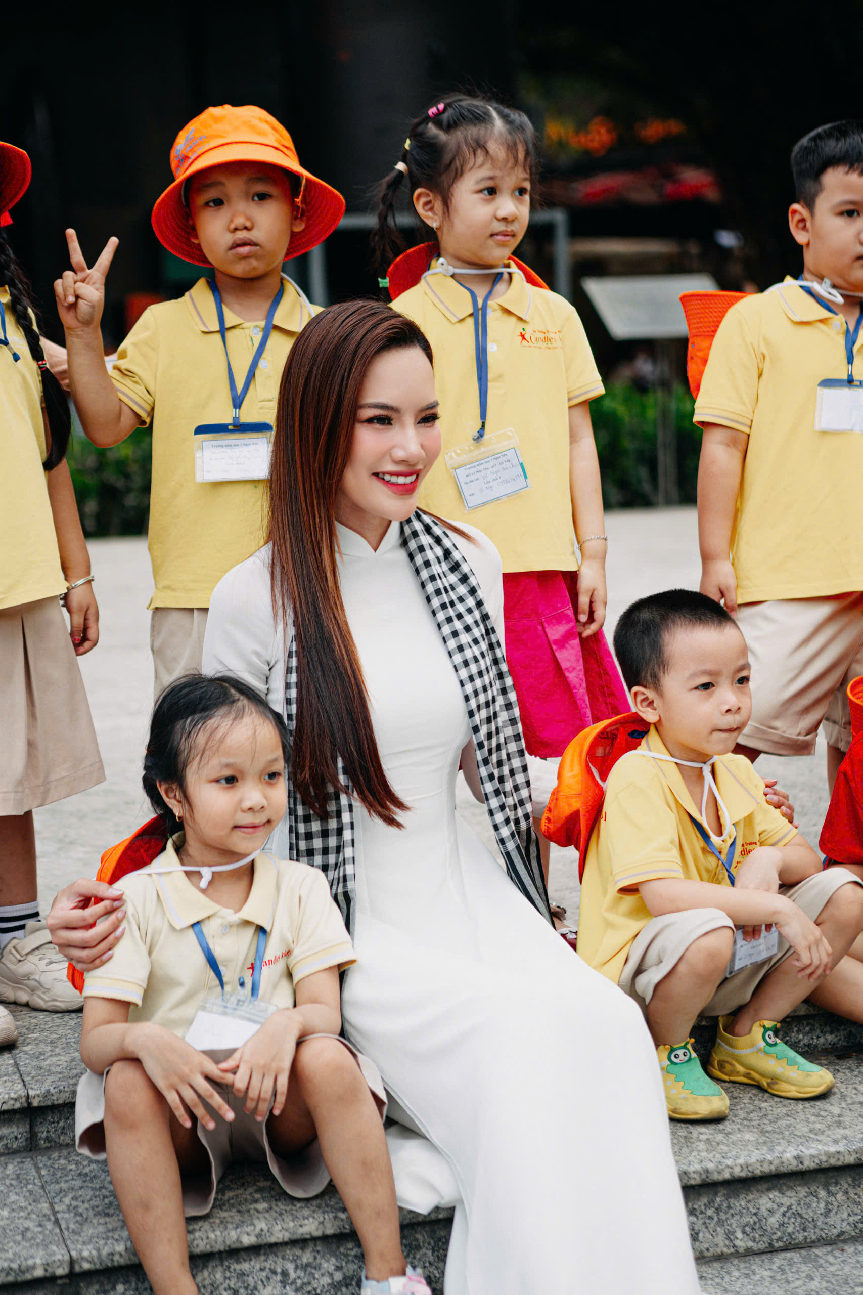 Hoa hậu Hoàng Phương thướt tha trong tà áo dài trắng, chào mừng đại lễ 30/4- Ảnh 9. Hoa hậu Hoàng Phương thướt tha trong tà áo dài trắng, chào mừng đại lễ 30/4- Ảnh 9.