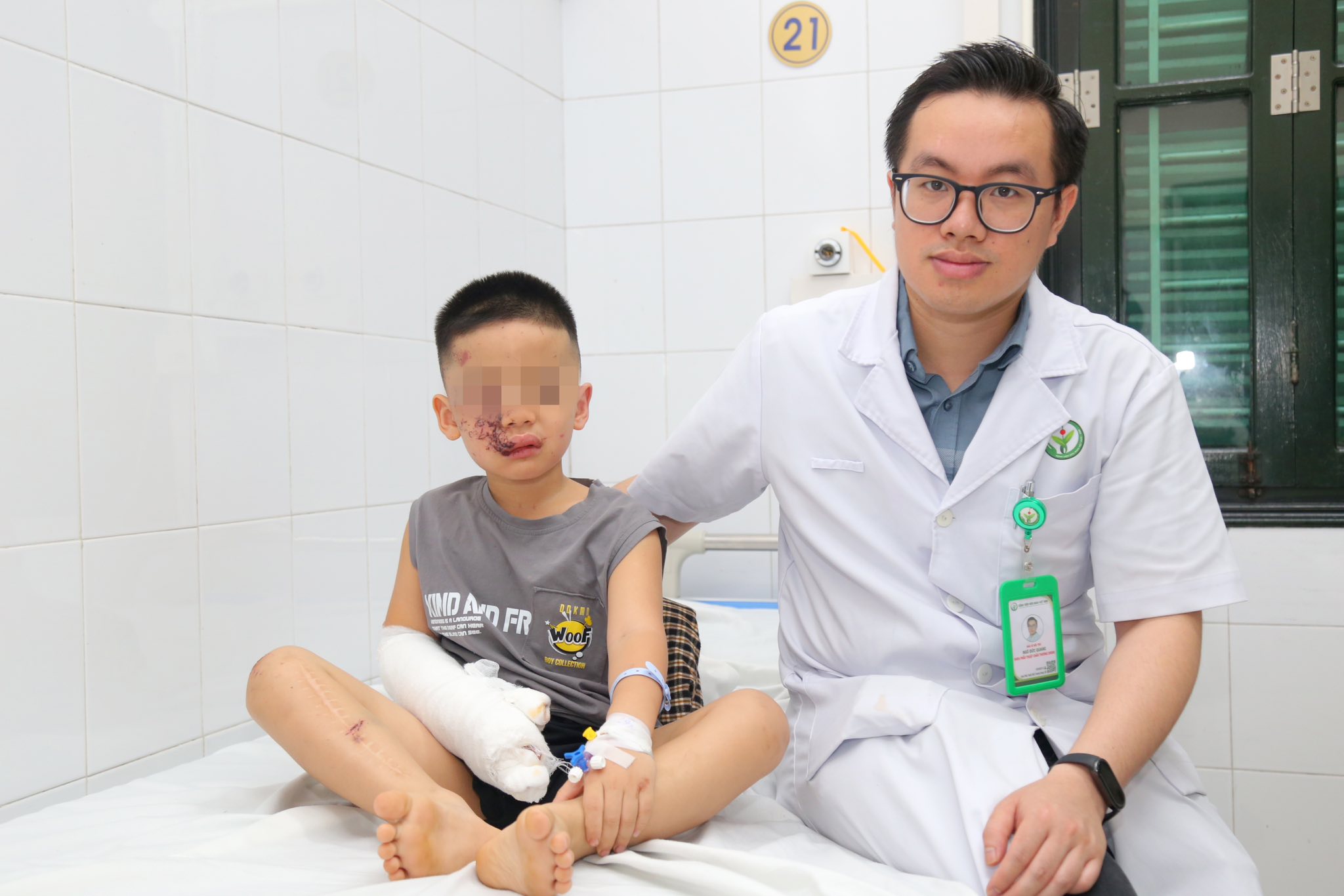 Sức khỏe 9 nạn nhân vụ lật xe khách ở Tam Đảo chuyển về BV Việt Đức hiện ra sao?- Ảnh 3. Sức khỏe 9 nạn nhân vụ lật xe khách ở Tam Đảo chuyển về BV Việt Đức hiện ra sao?- Ảnh 3.