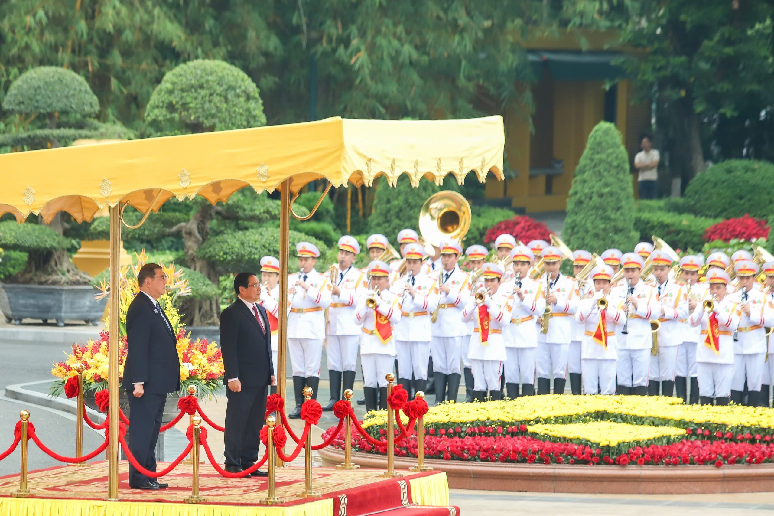 To&agrave;n cảnh lễ đ&oacute;n trọng thể Thủ tướng Nhật Bản thăm Việt Nam- Ảnh 2.