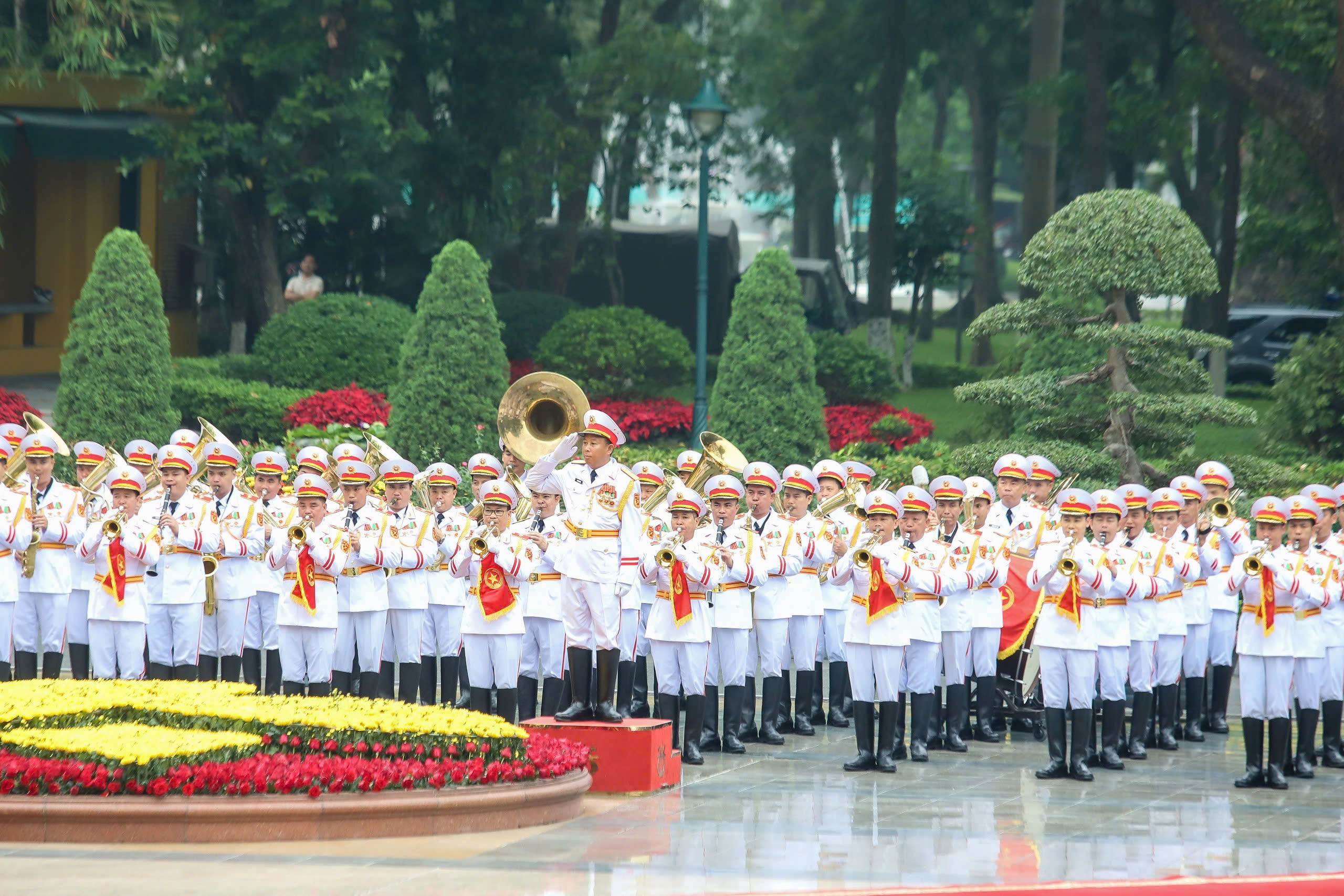 To&agrave;n cảnh lễ đ&oacute;n trọng thể Thủ tướng Nhật Bản thăm Việt Nam- Ảnh 3.