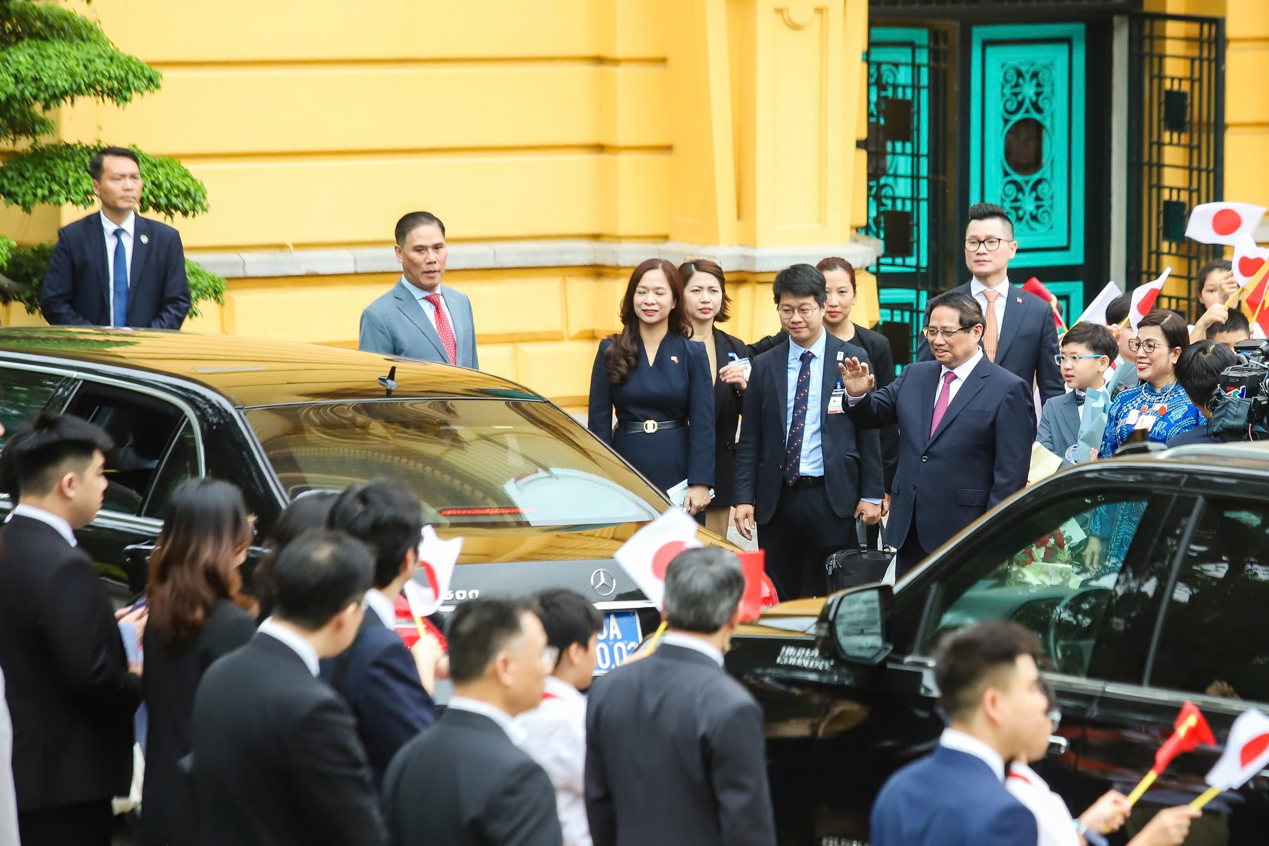 To&agrave;n cảnh lễ đ&oacute;n trọng thể Thủ tướng Nhật Bản thăm Việt Nam- Ảnh 1.