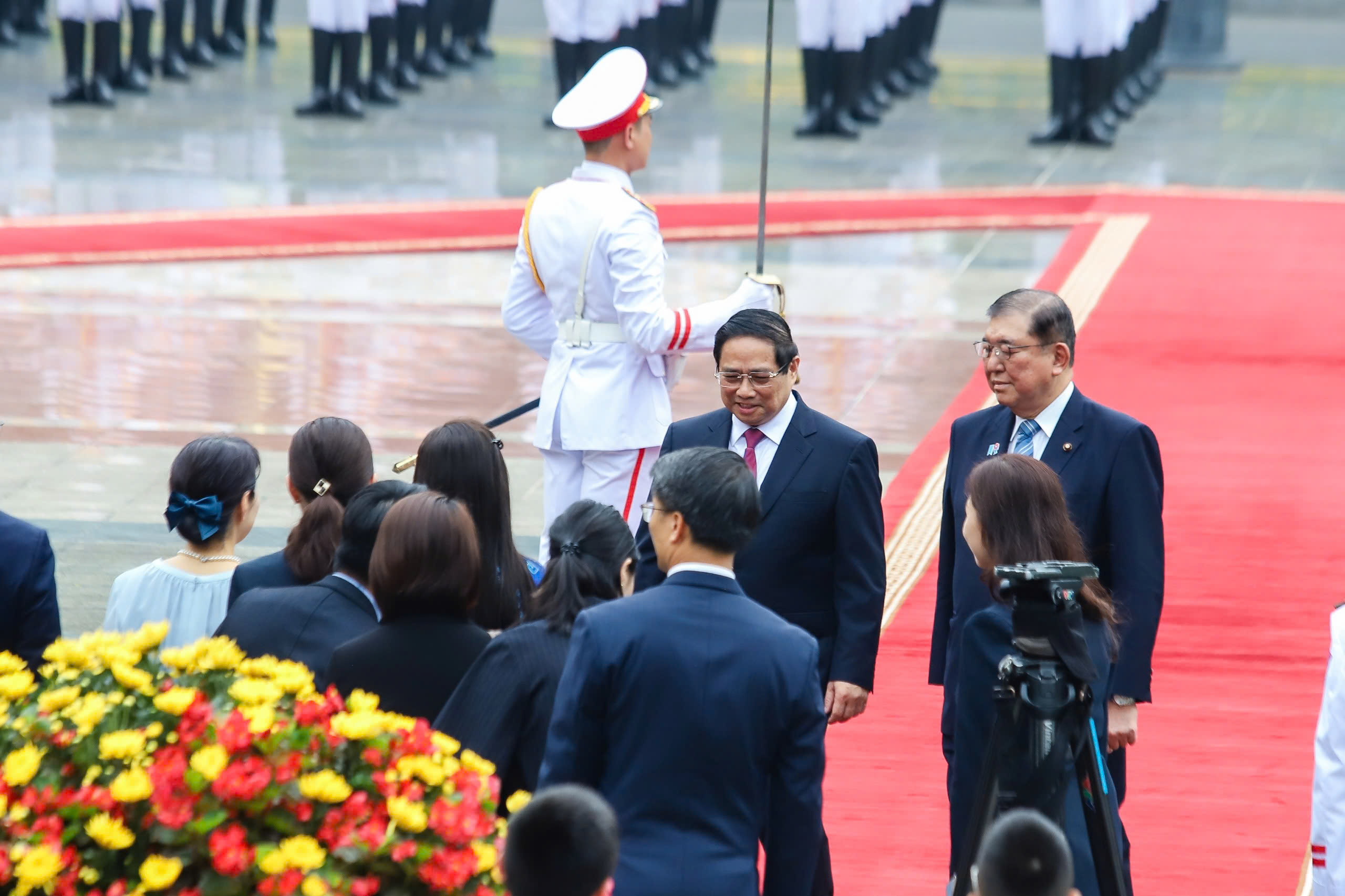 To&agrave;n cảnh lễ đ&oacute;n trọng thể Thủ tướng Nhật Bản thăm Việt Nam- Ảnh 6.