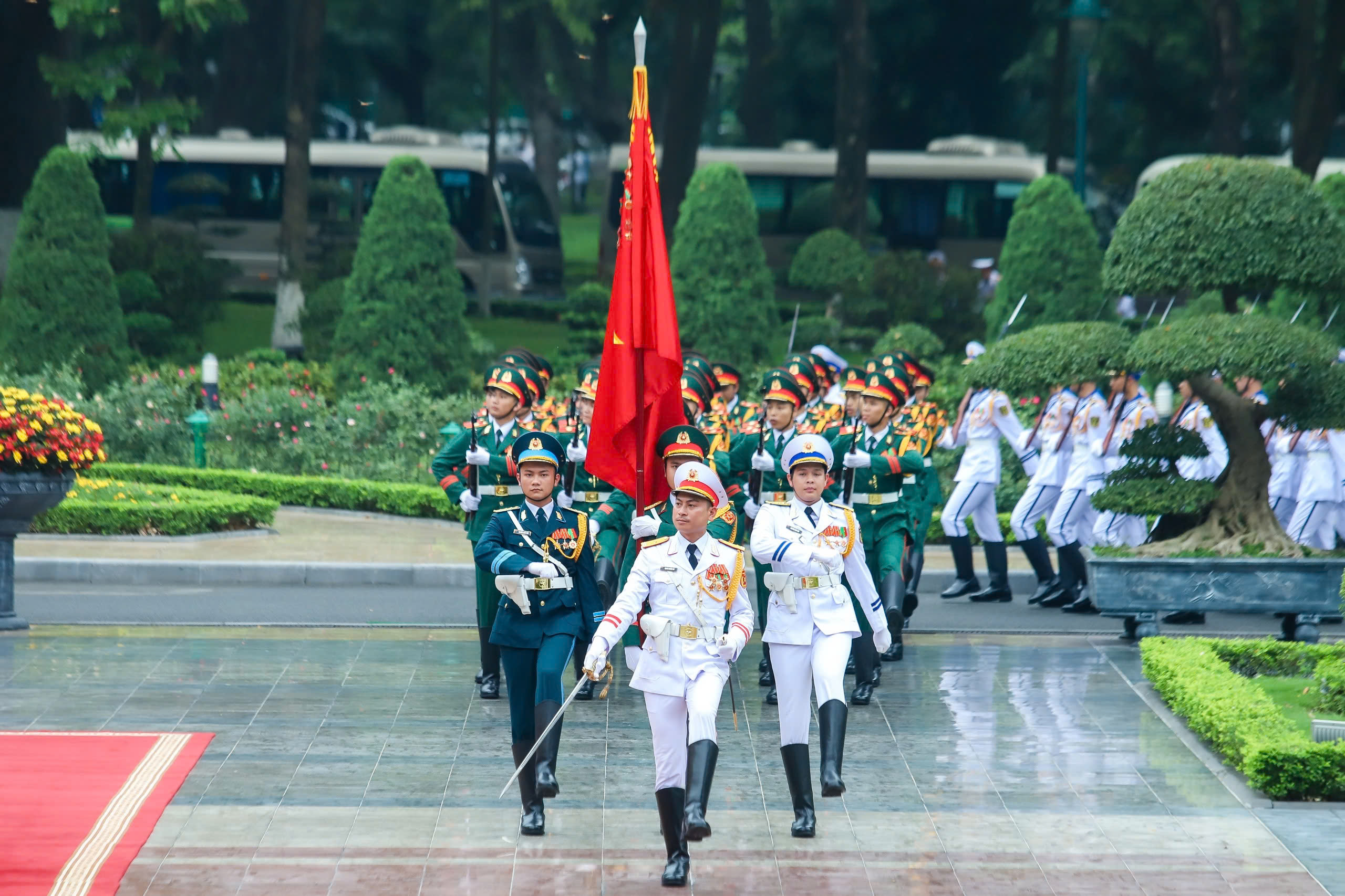 To&agrave;n cảnh lễ đ&oacute;n trọng thể Thủ tướng Nhật Bản thăm Việt Nam- Ảnh 7.