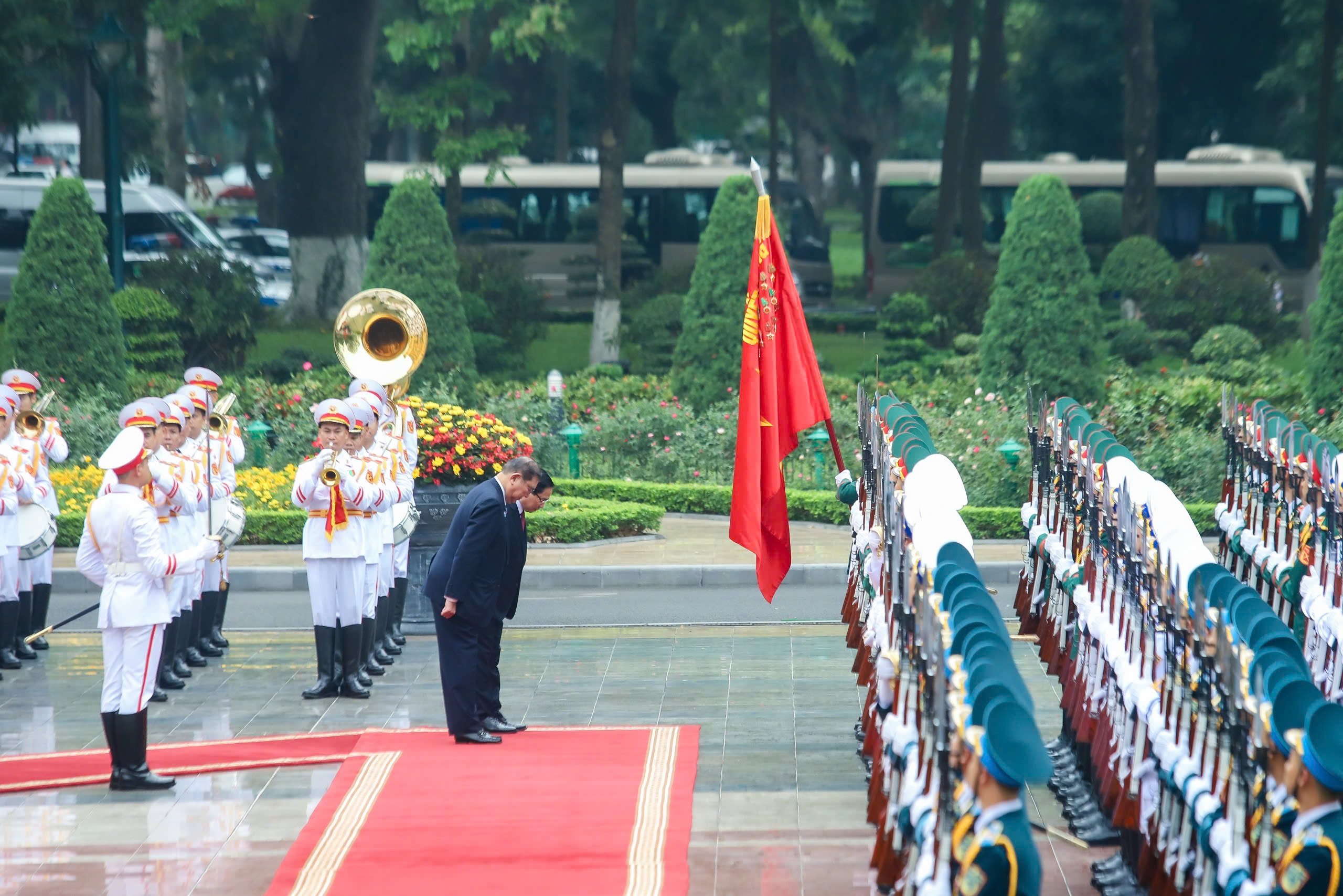 To&agrave;n cảnh lễ đ&oacute;n trọng thể Thủ tướng Nhật Bản thăm Việt Nam- Ảnh 4.