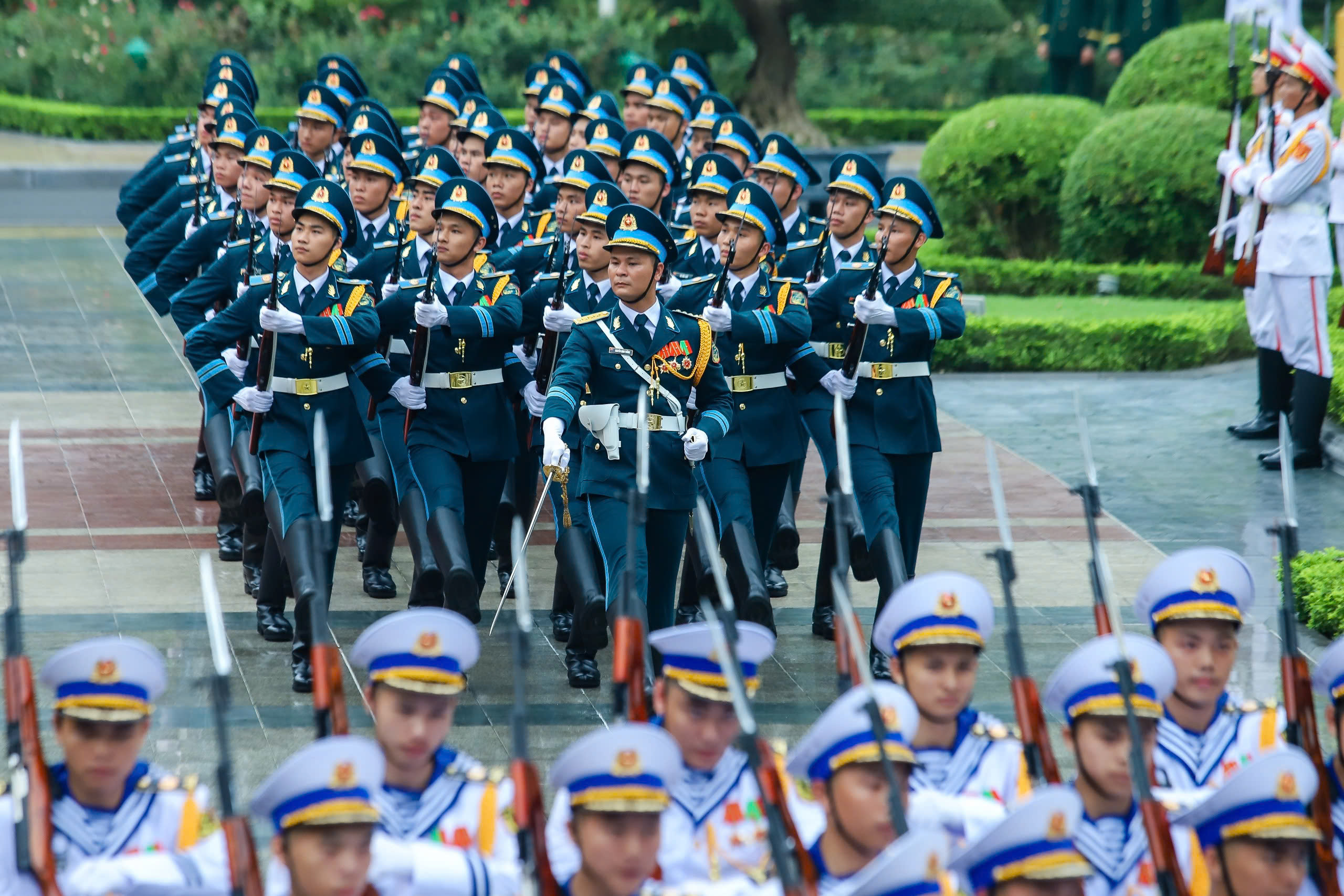 To&agrave;n cảnh lễ đ&oacute;n trọng thể Thủ tướng Nhật Bản thăm Việt Nam- Ảnh 11.