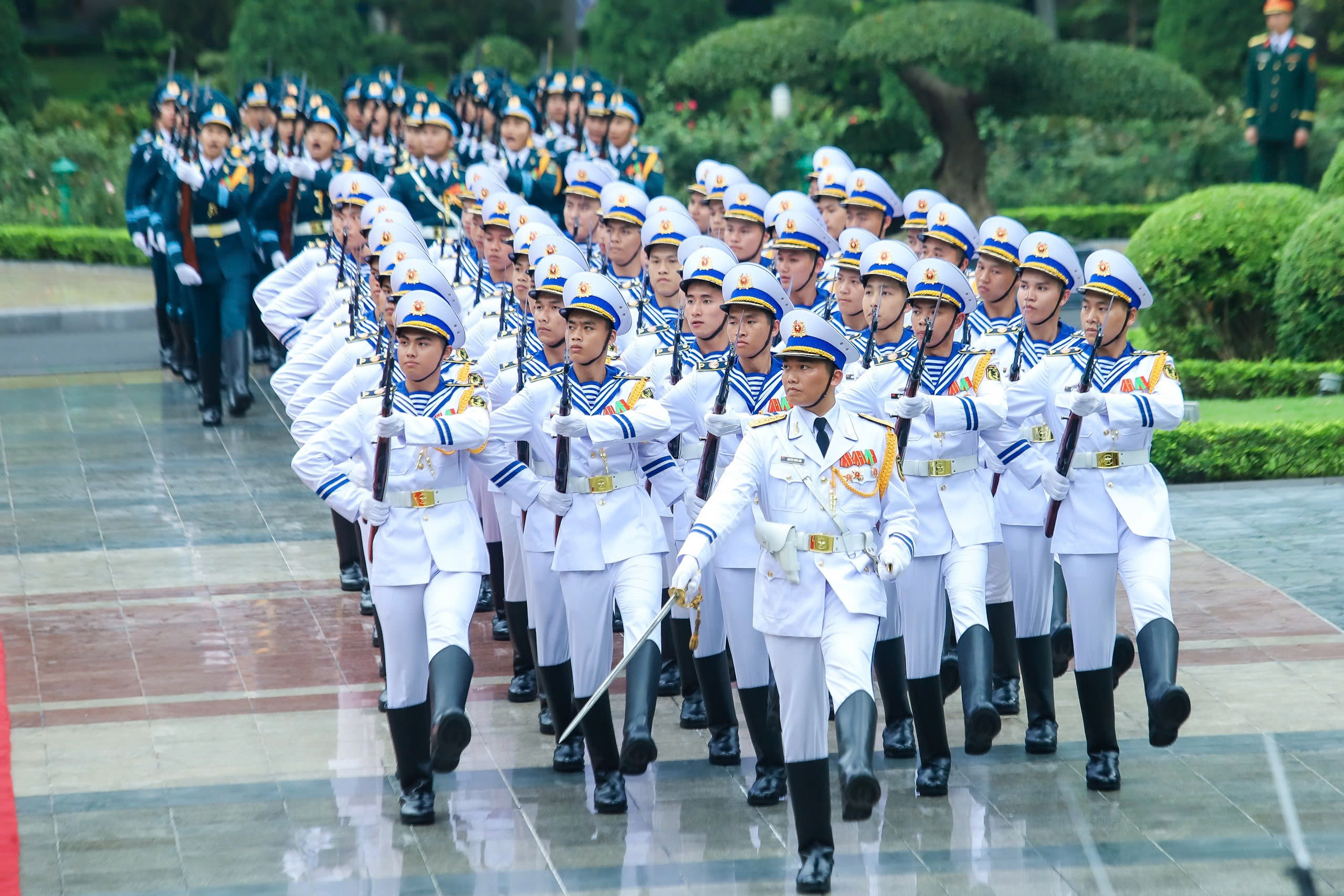 To&agrave;n cảnh lễ đ&oacute;n trọng thể Thủ tướng Nhật Bản thăm Việt Nam- Ảnh 9.