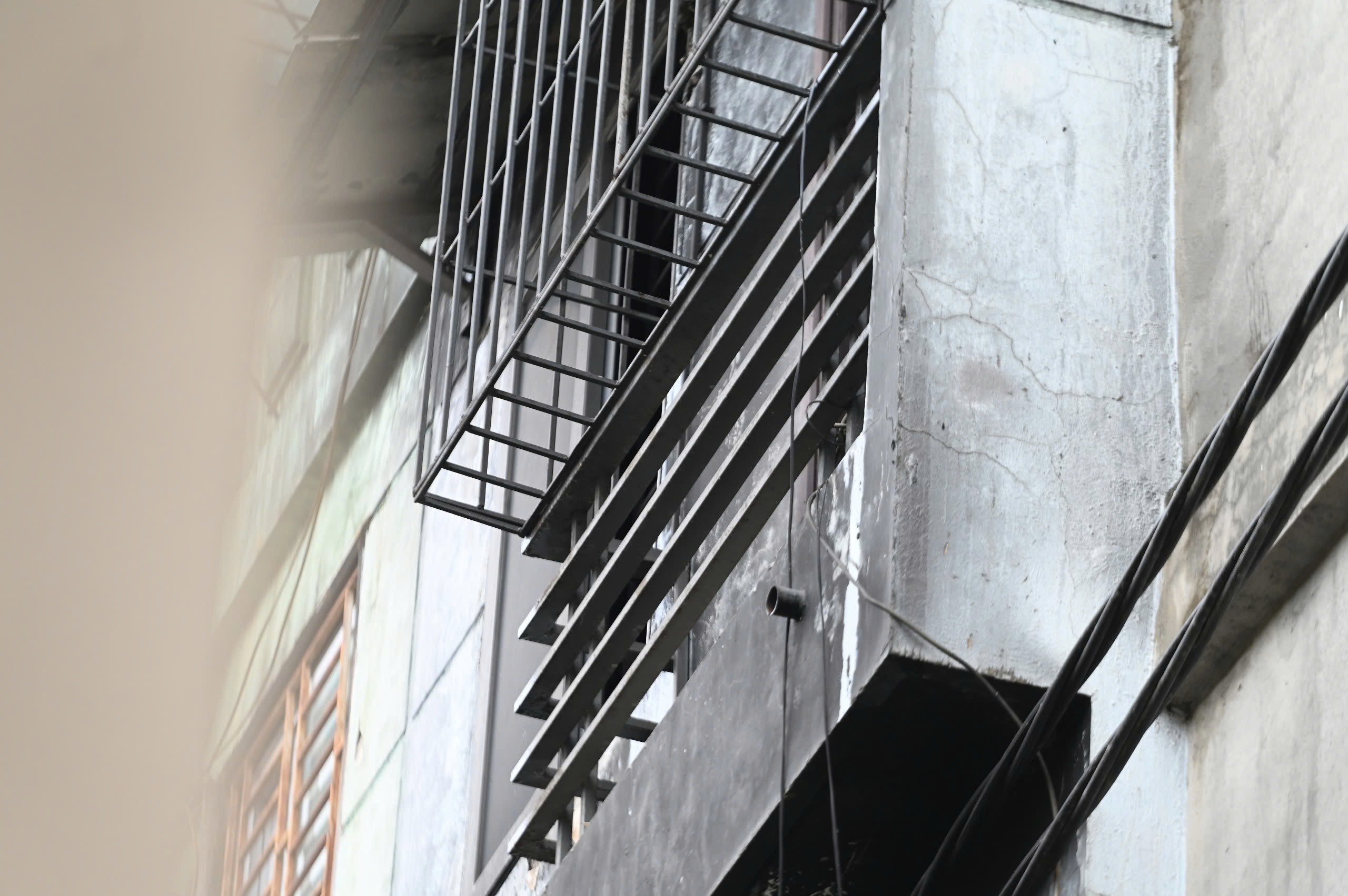 Vụ ch&aacute;y nh&agrave; 3 người chết ở H&agrave; Nội: &Aacute;m ảnh tiếng k&ecirc;u cứu sau khung sắt "chuồng cọp"- Ảnh 2.