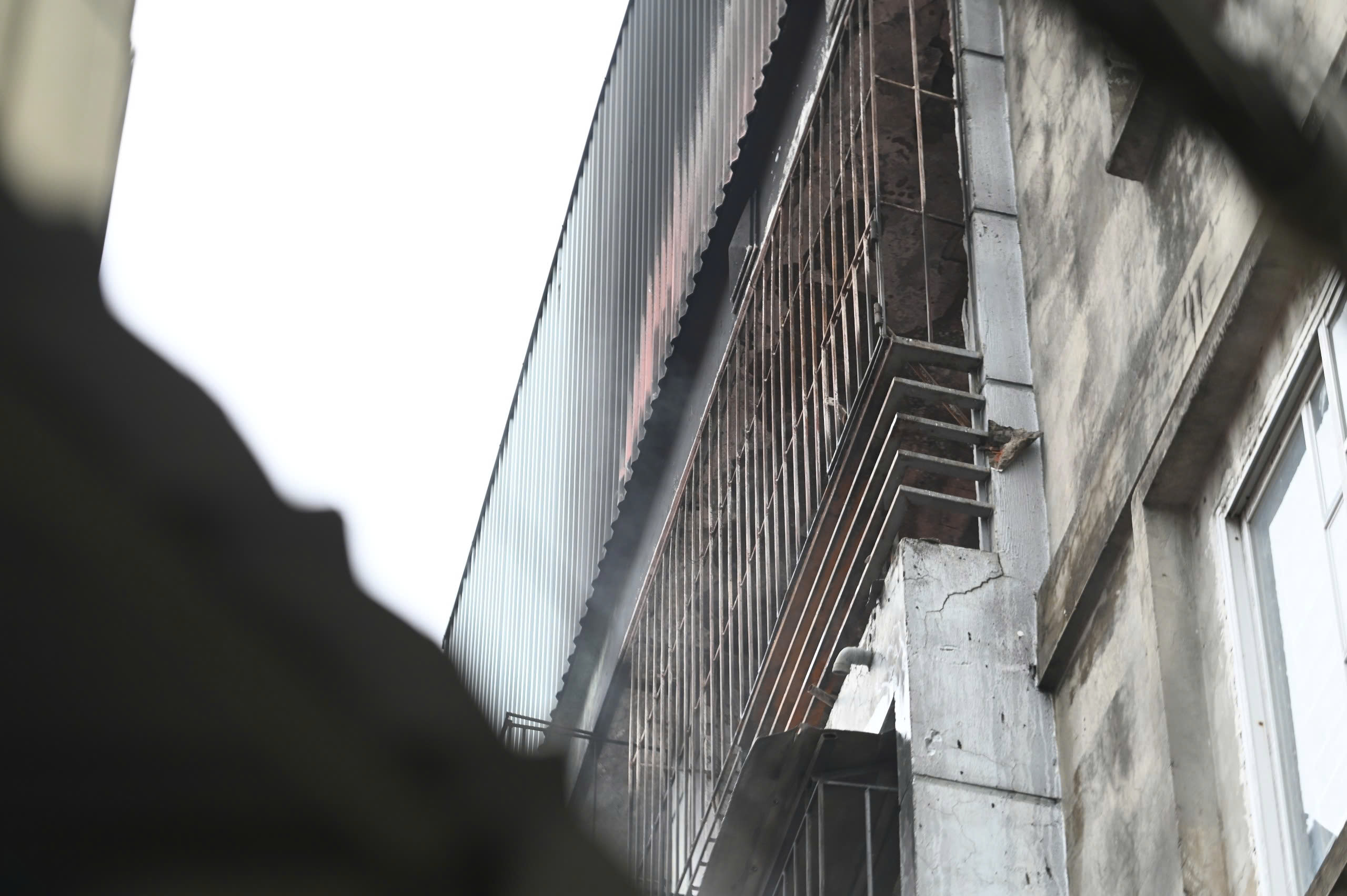 Vụ ch&aacute;y nh&agrave; 3 người chết ở H&agrave; Nội: &Aacute;m ảnh tiếng k&ecirc;u cứu sau khung sắt "chuồng cọp"- Ảnh 3.
