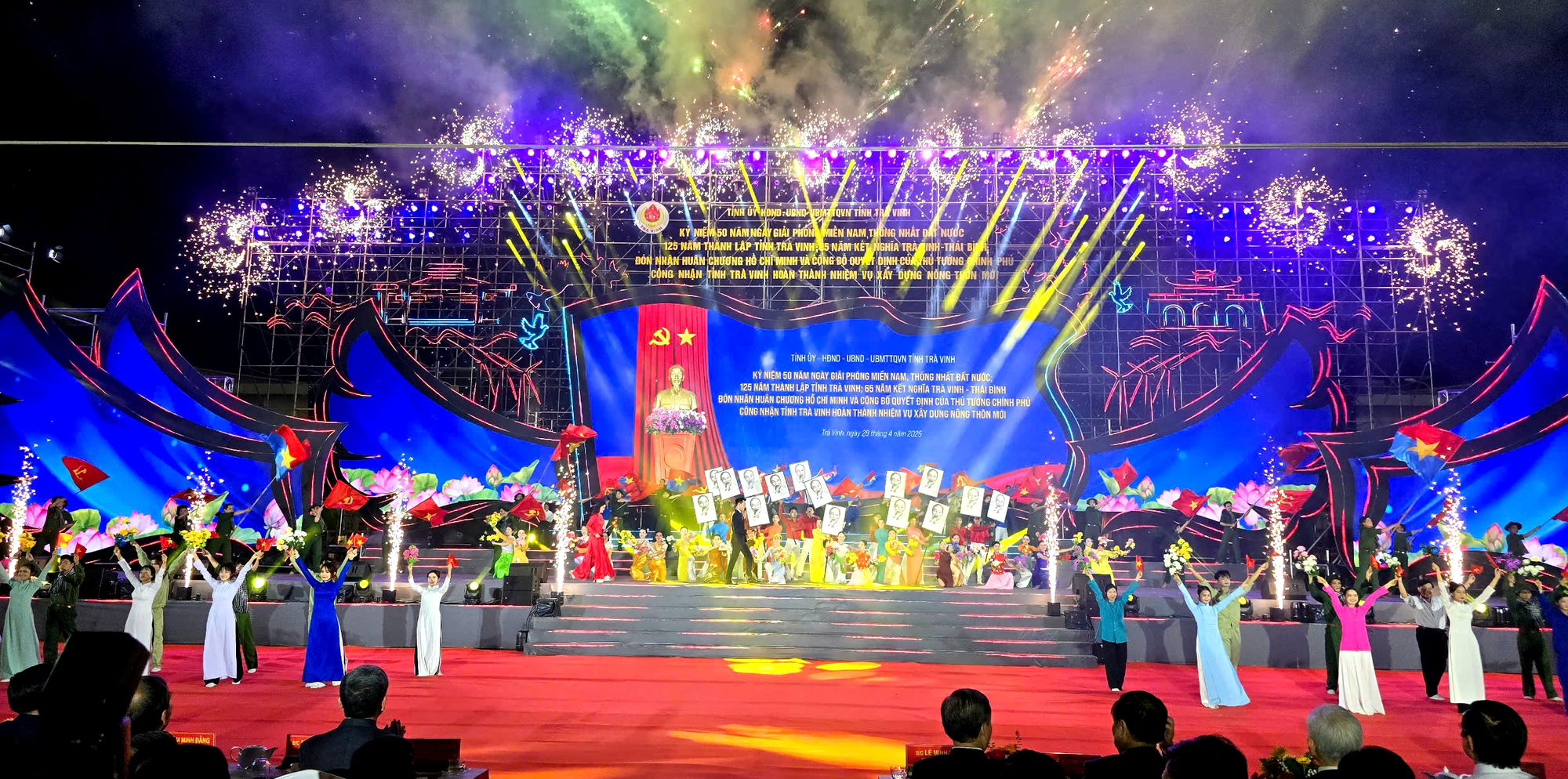 Trà Vinh đón nhận huân chương Hồ Chí Minh- Ảnh 2. Trà Vinh đón nhận huân chương Hồ Chí Minh- Ảnh 2.