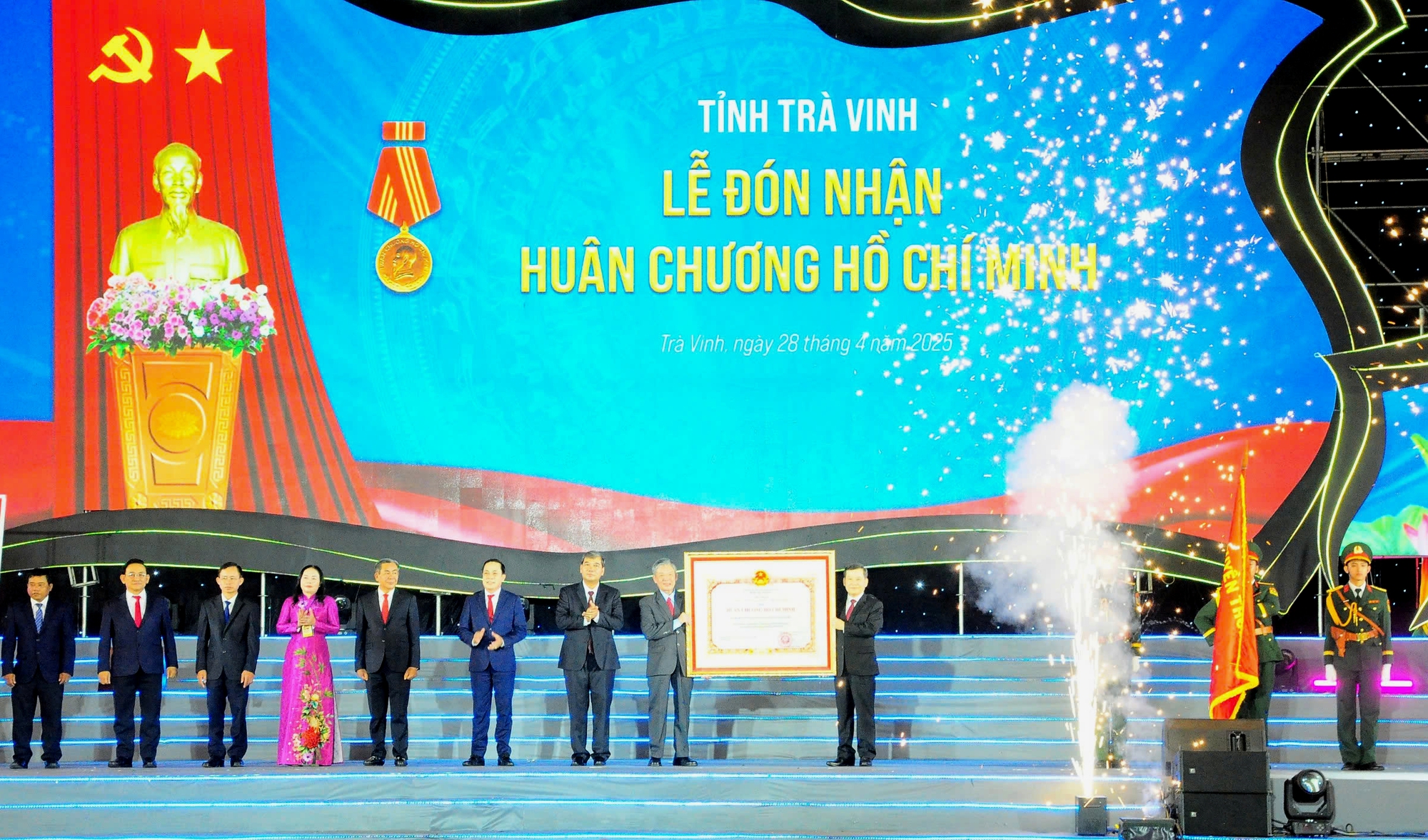 Trà Vinh đón nhận huân chương Hồ Chí Minh- Ảnh 1. Trà Vinh đón nhận huân chương Hồ Chí Minh- Ảnh 1.
