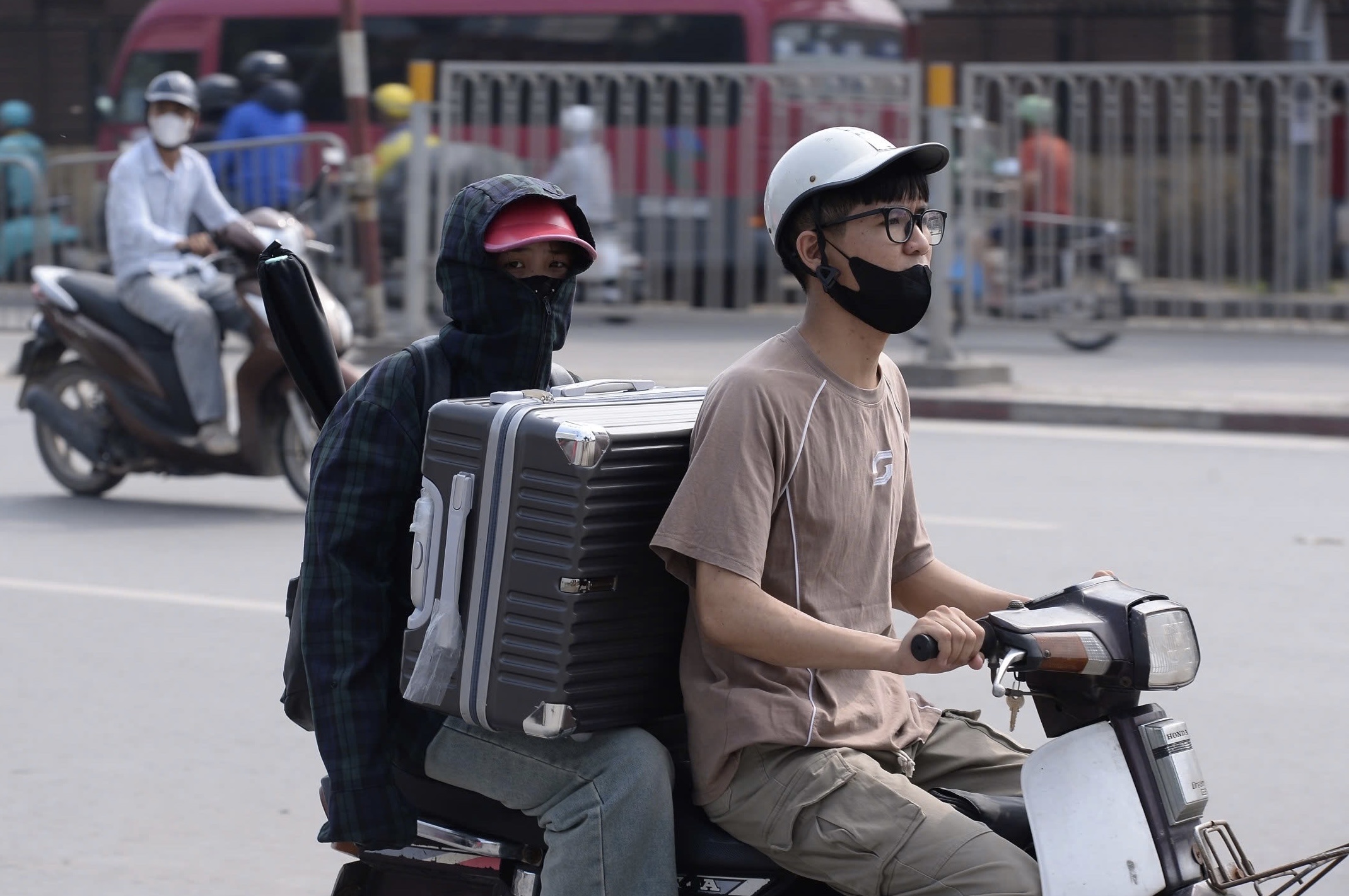 Người d&acirc;n ồ ạt rời Thủ đ&ocirc;, cửa ng&otilde; H&agrave; Nội "chật như n&ecirc;m" trước kỳ nghỉ lễ 30/4- Ảnh 7.